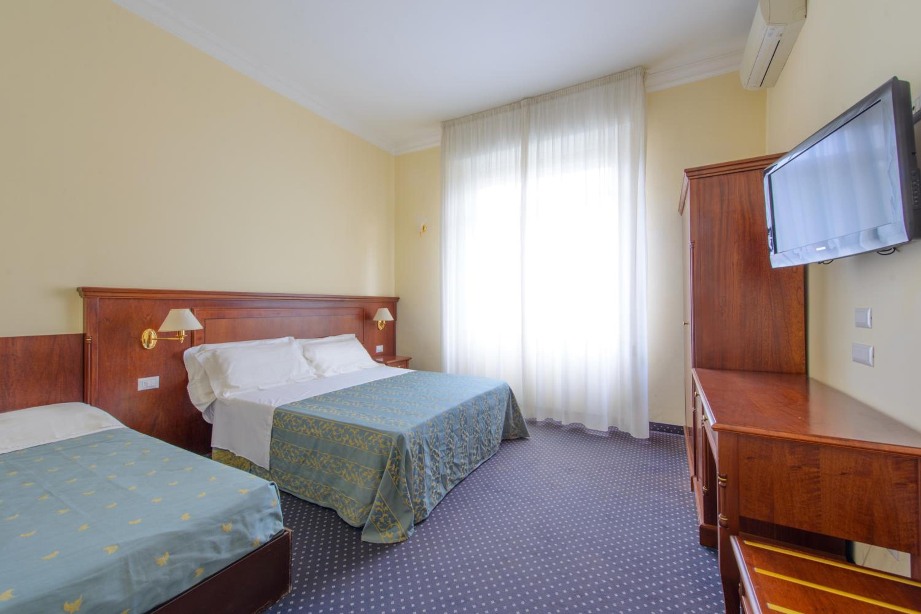 Classic Quadruple Room - Photo 1