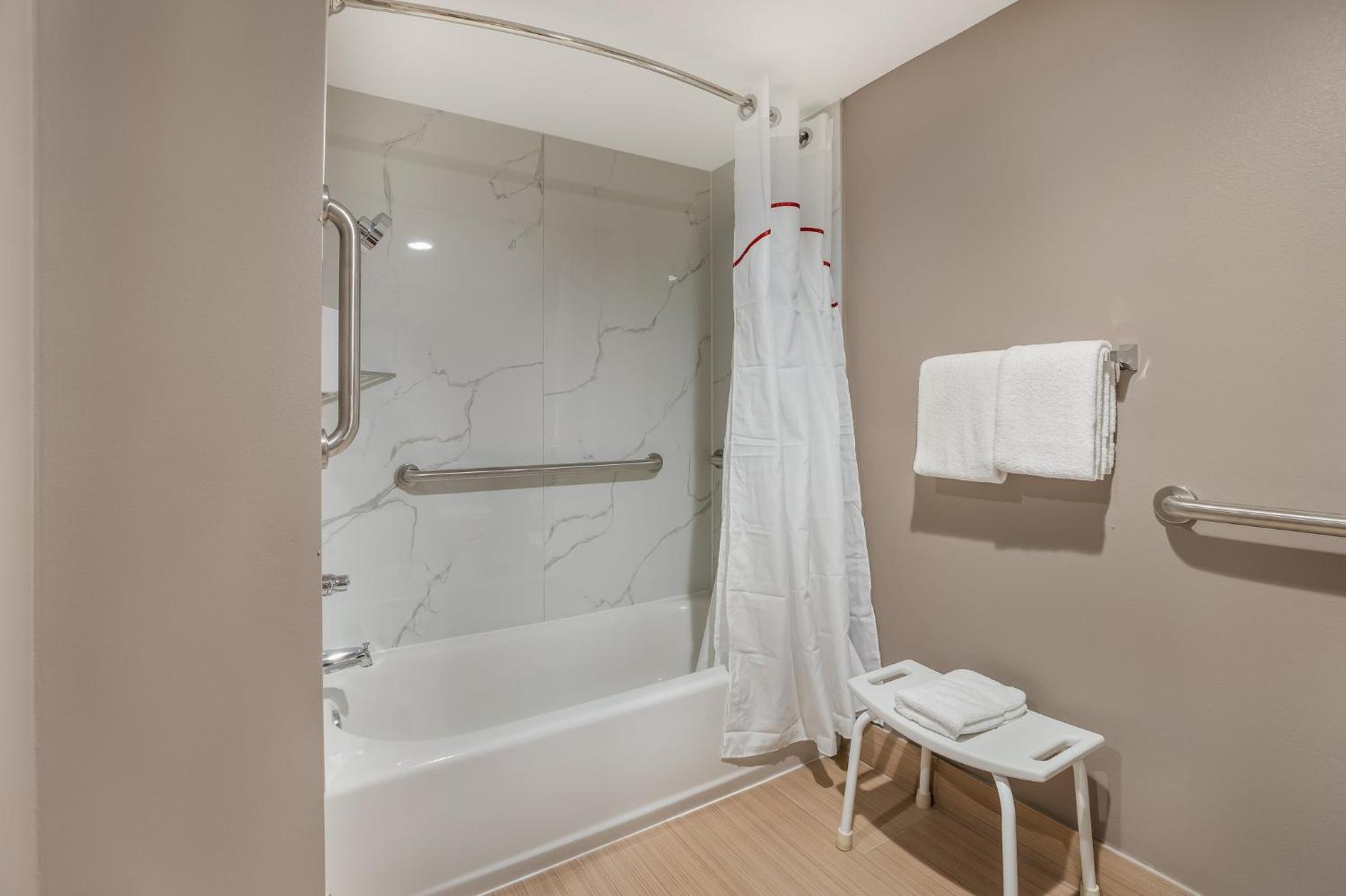 Deluxe Room with One Queen Bed Disability Access Non-Smoking - Photo 4