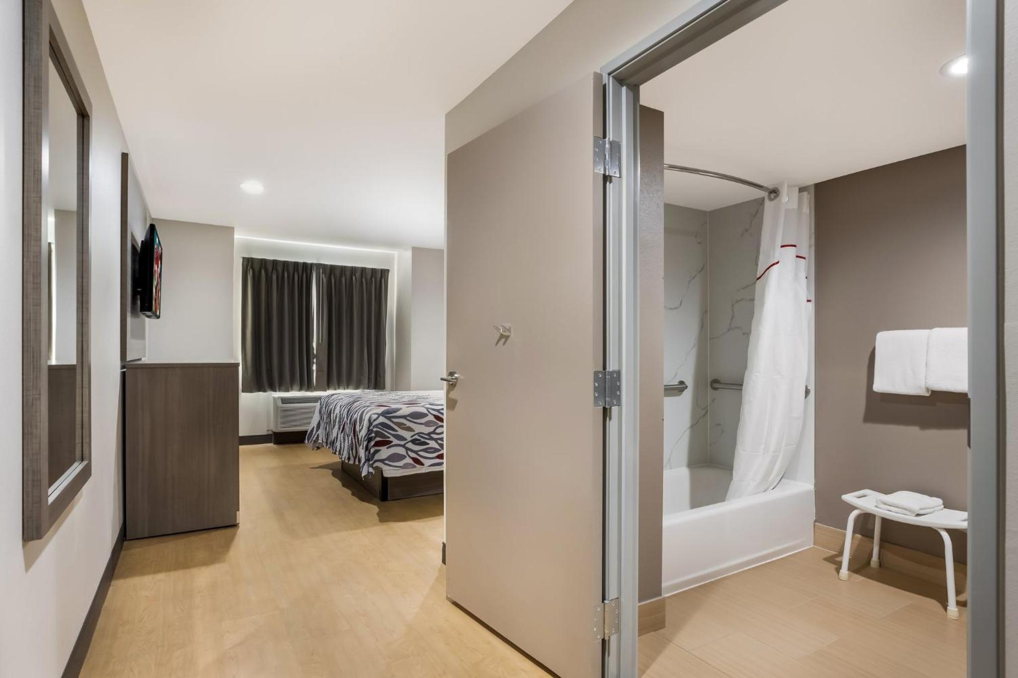 Deluxe Room with One Queen Bed Disability Access Non-Smoking - Photo 3