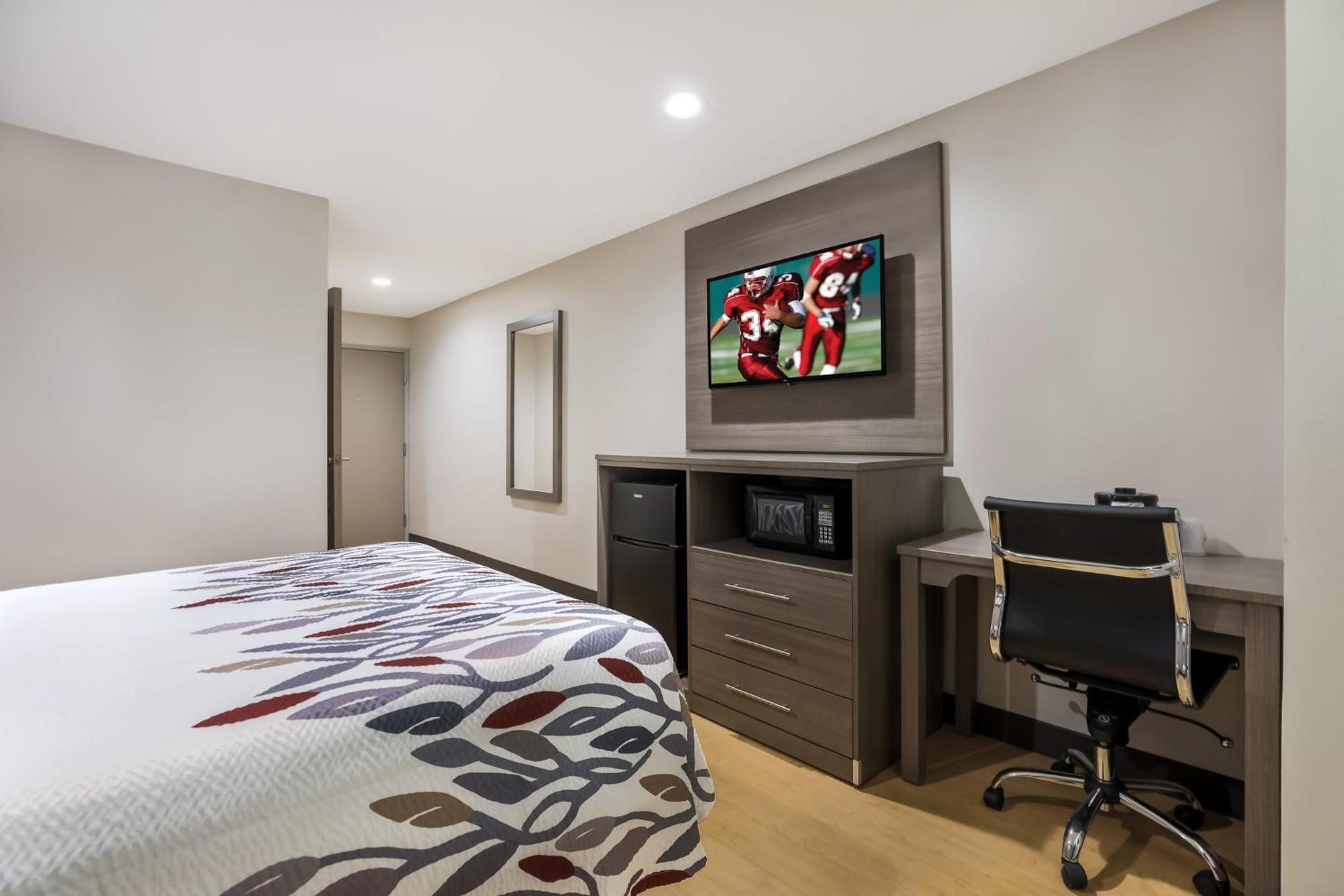 Deluxe Room with One Queen Bed Disability Access Non-Smoking - Photo 2