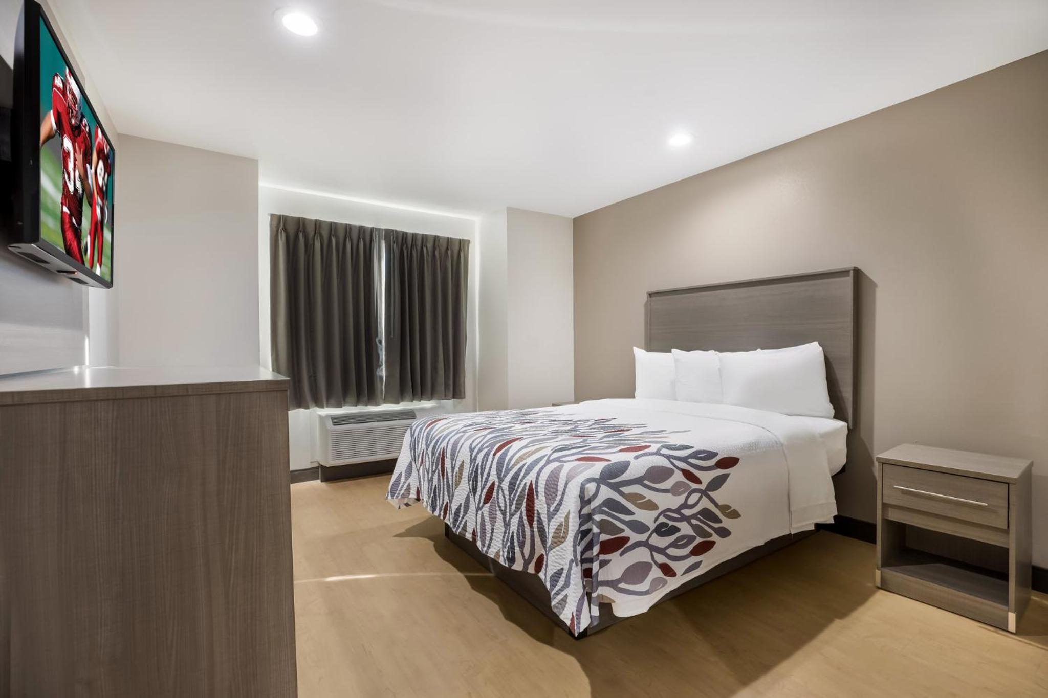 Deluxe Room with One Queen Bed Disability Access Non-Smoking - Photo 1