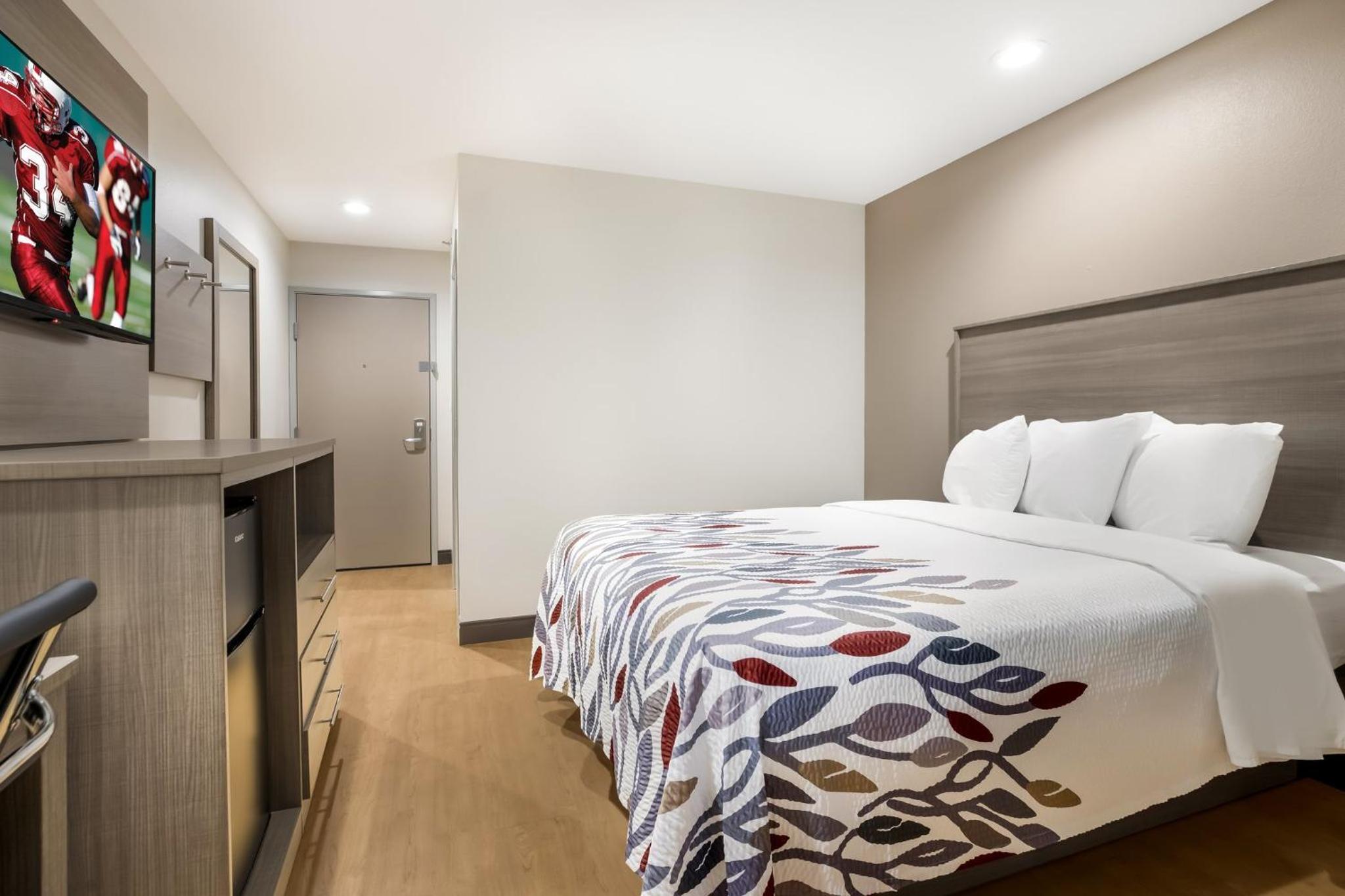Deluxe Room with One Queen Bed Non-Smoking - Photo 5