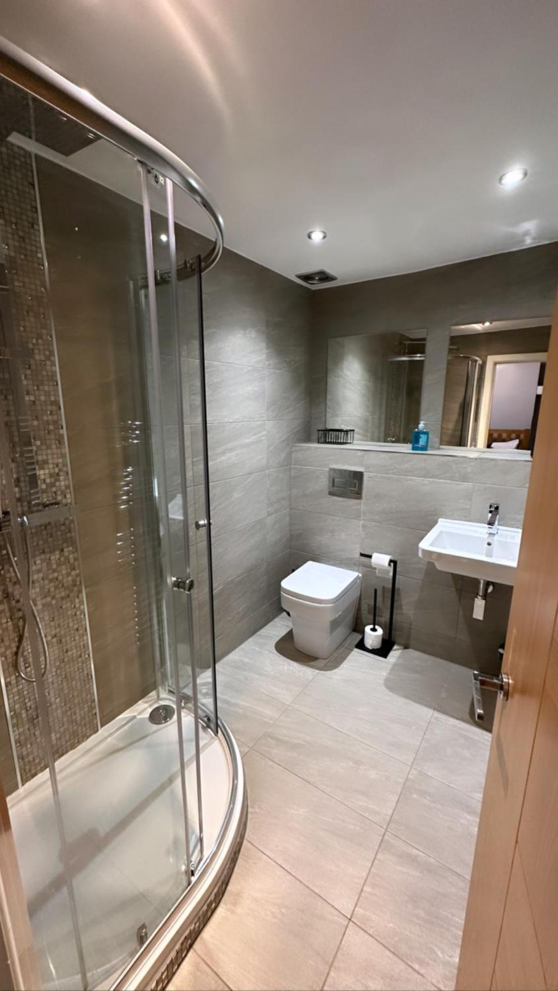 Double Room with Private Bathroom - Photo 2