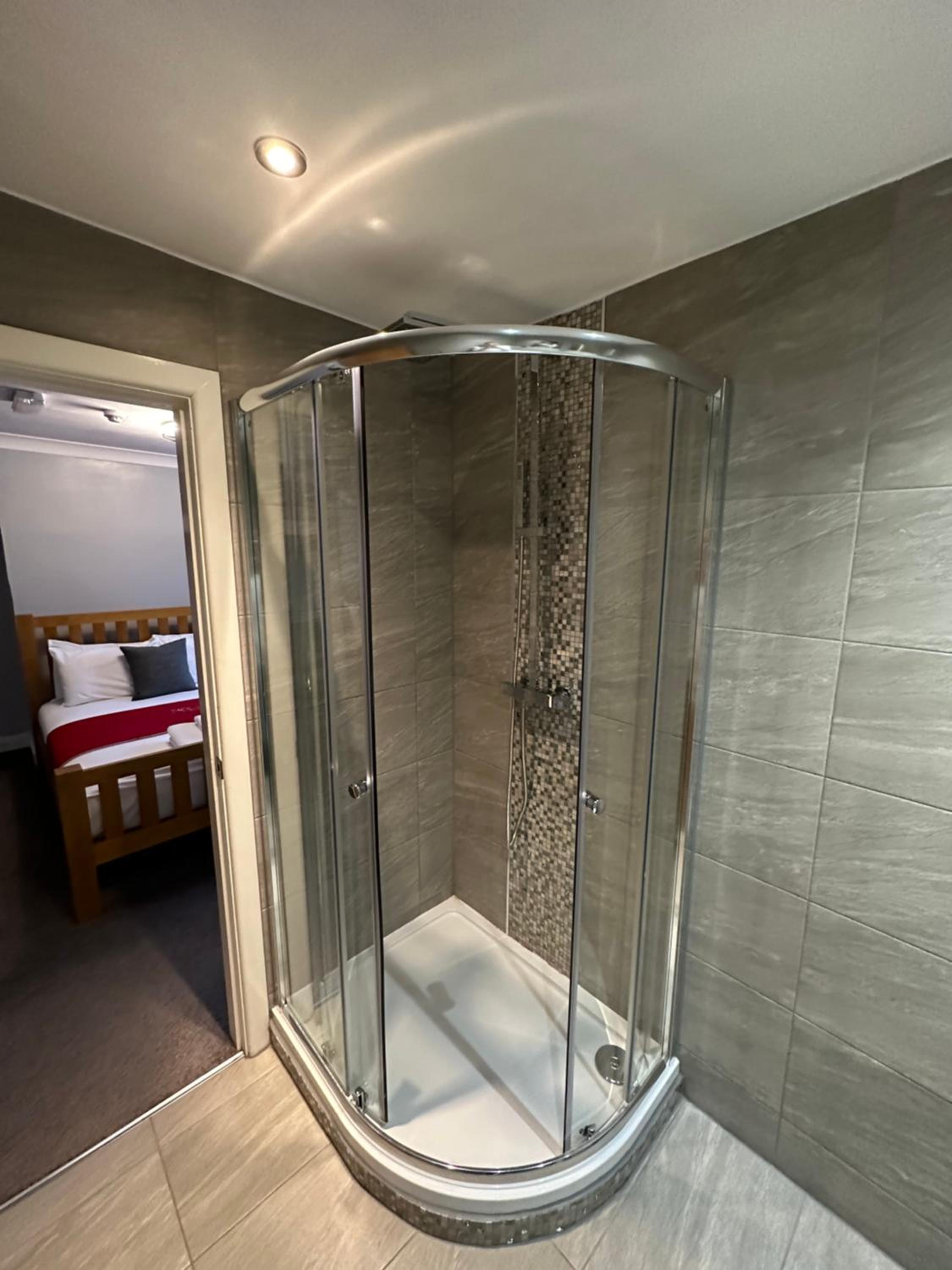 Double Room with Private Bathroom - Photo 4