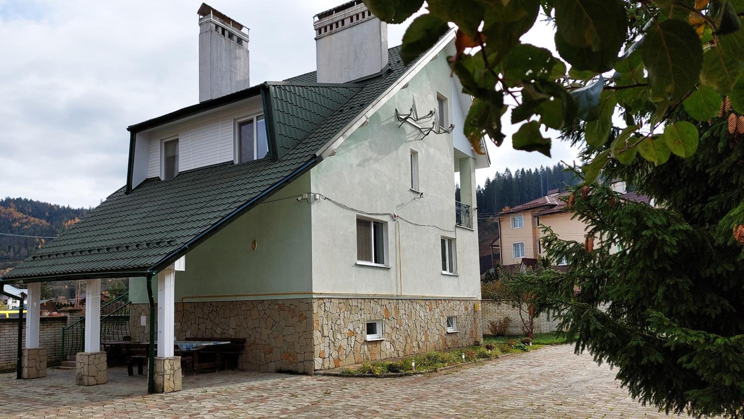 Five-Bedroom House photo 1