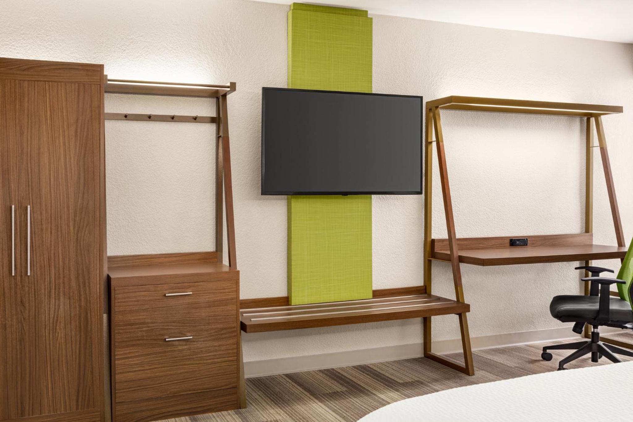 Standard King Room with Extra Space - Photo 5