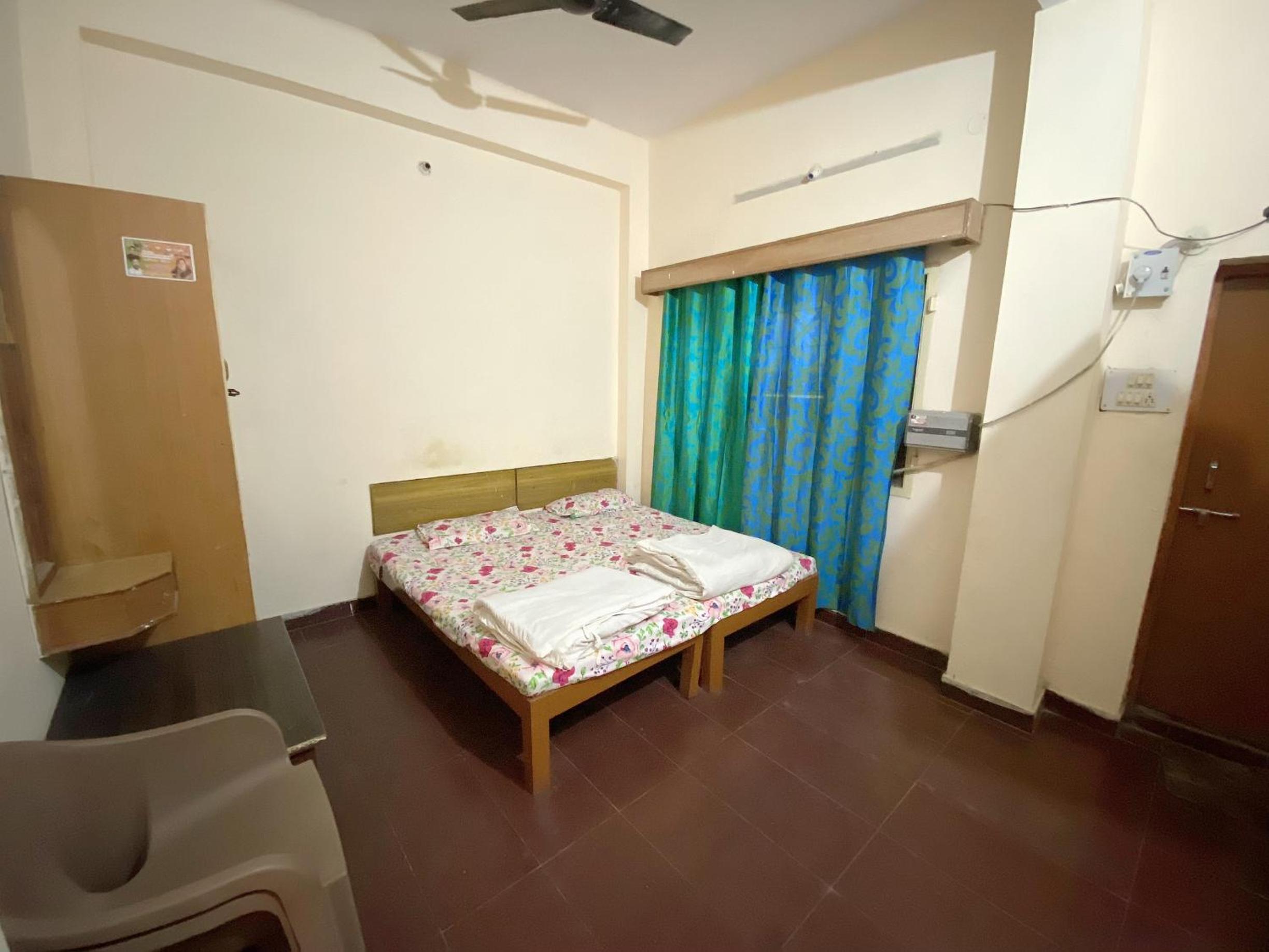 Standard Double Room With Fan - Photo 1