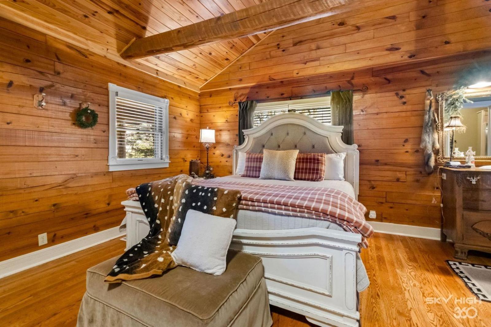 Whitetail One-Bedroom Cottage with Spa Bath – Forest View photo 3
