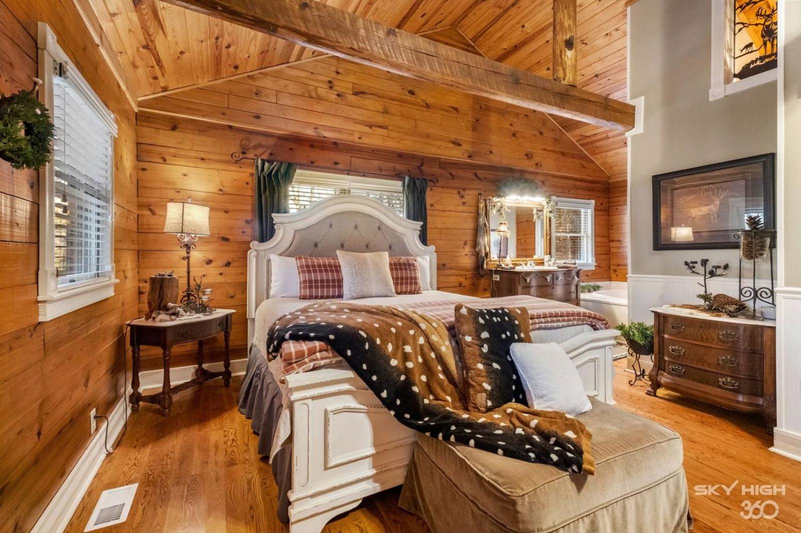 Whitetail One-Bedroom Cottage with Spa Bath – Forest View photo 2