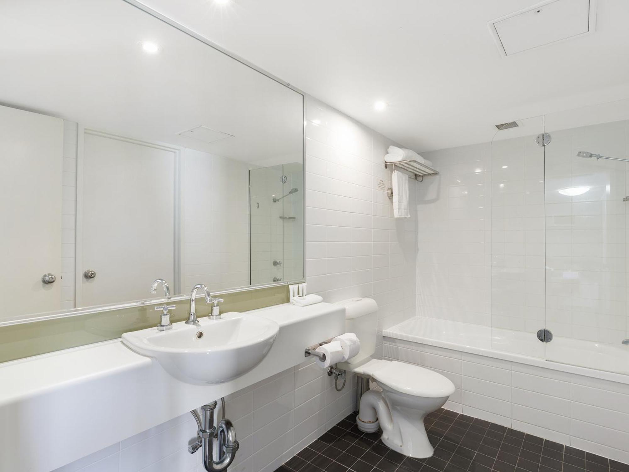 Standard Queen Room - City Side - Photo 5