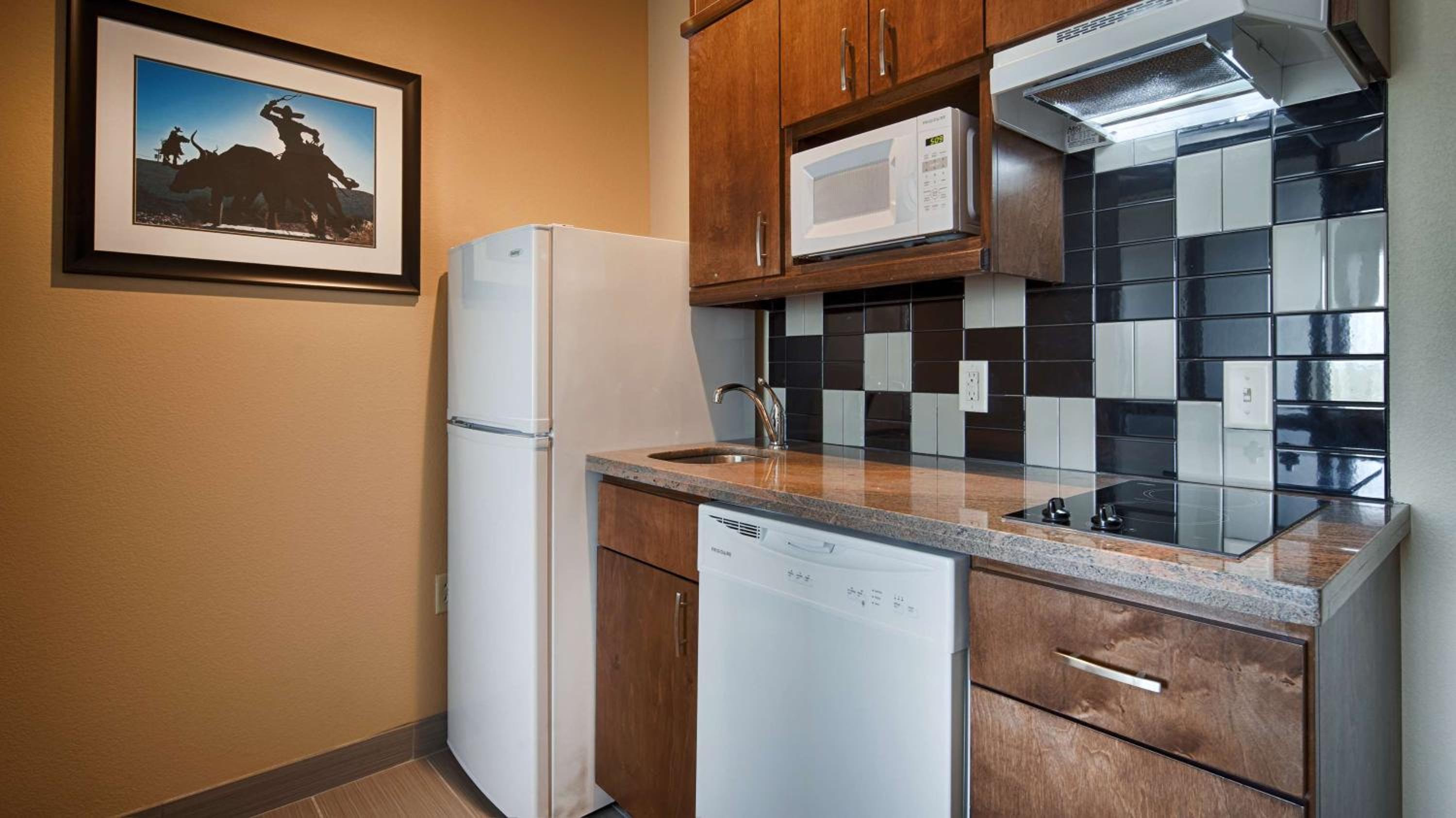 King Suite with Bath Tub and Kitchen - Disability/Non-Smoking