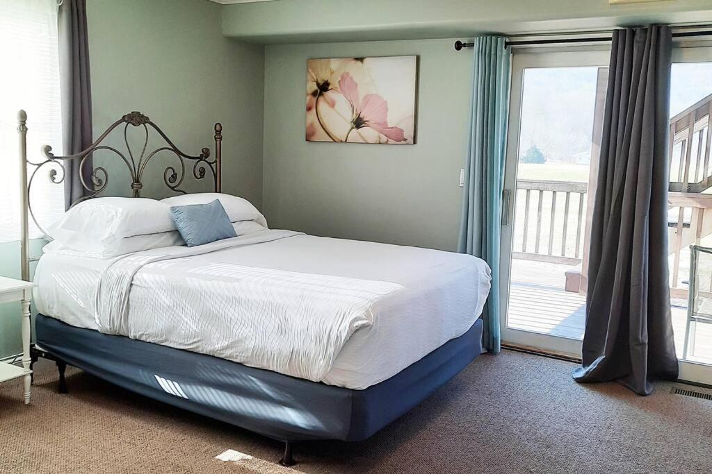 Six-Bedroom House photo 1
