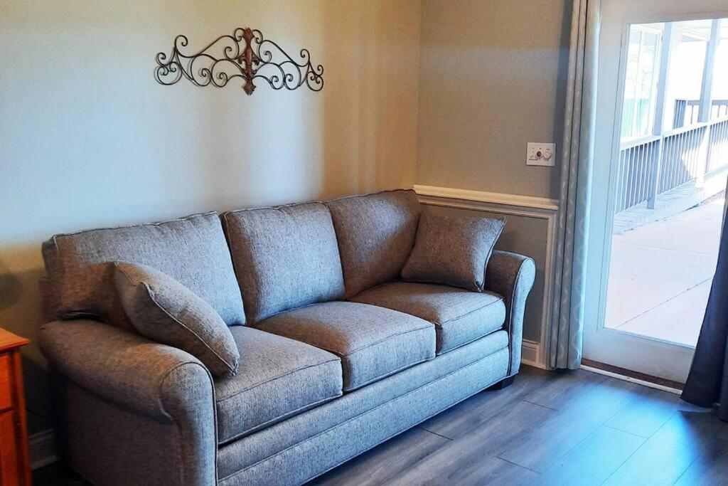 Six-Bedroom House photo 2