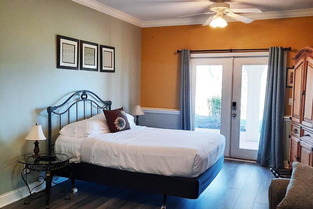 Six-Bedroom House photo 3