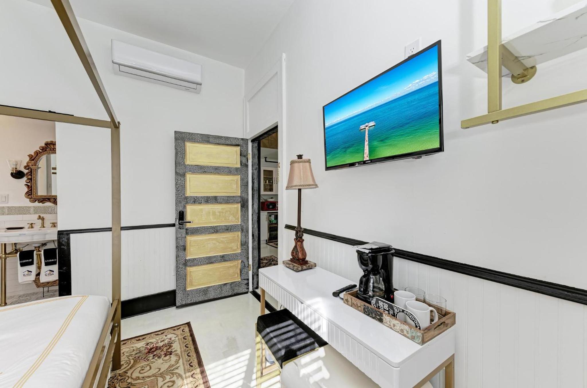 Deluxe King Suite - Photo 14