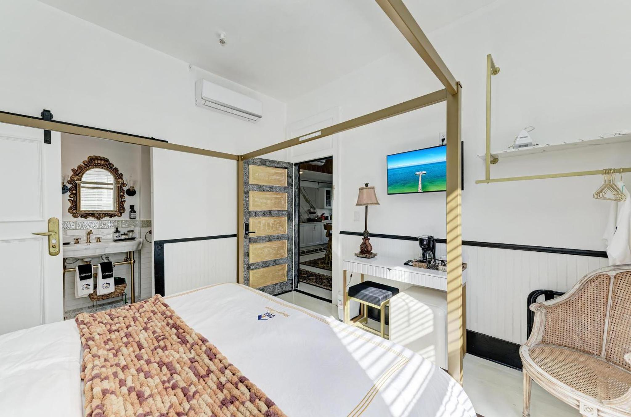 Deluxe King Suite - Photo 5