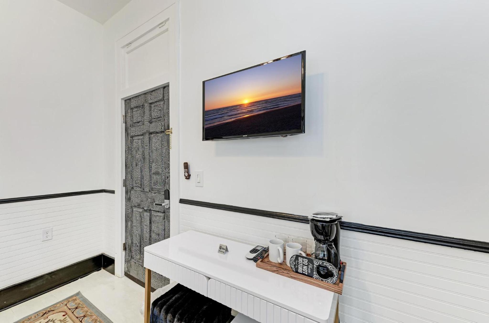 Deluxe King Suite - Photo 33