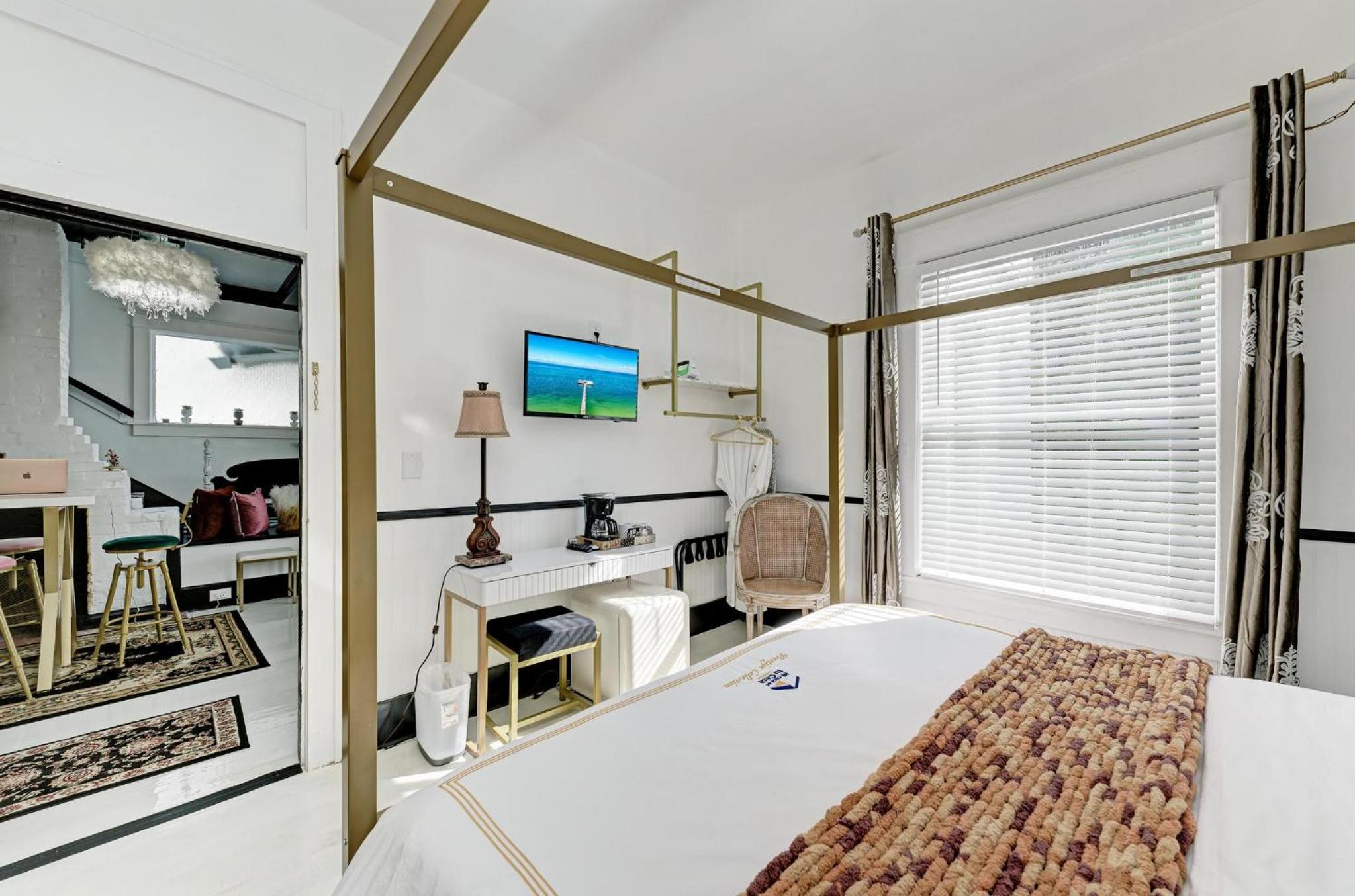 Deluxe King Suite - Photo 4