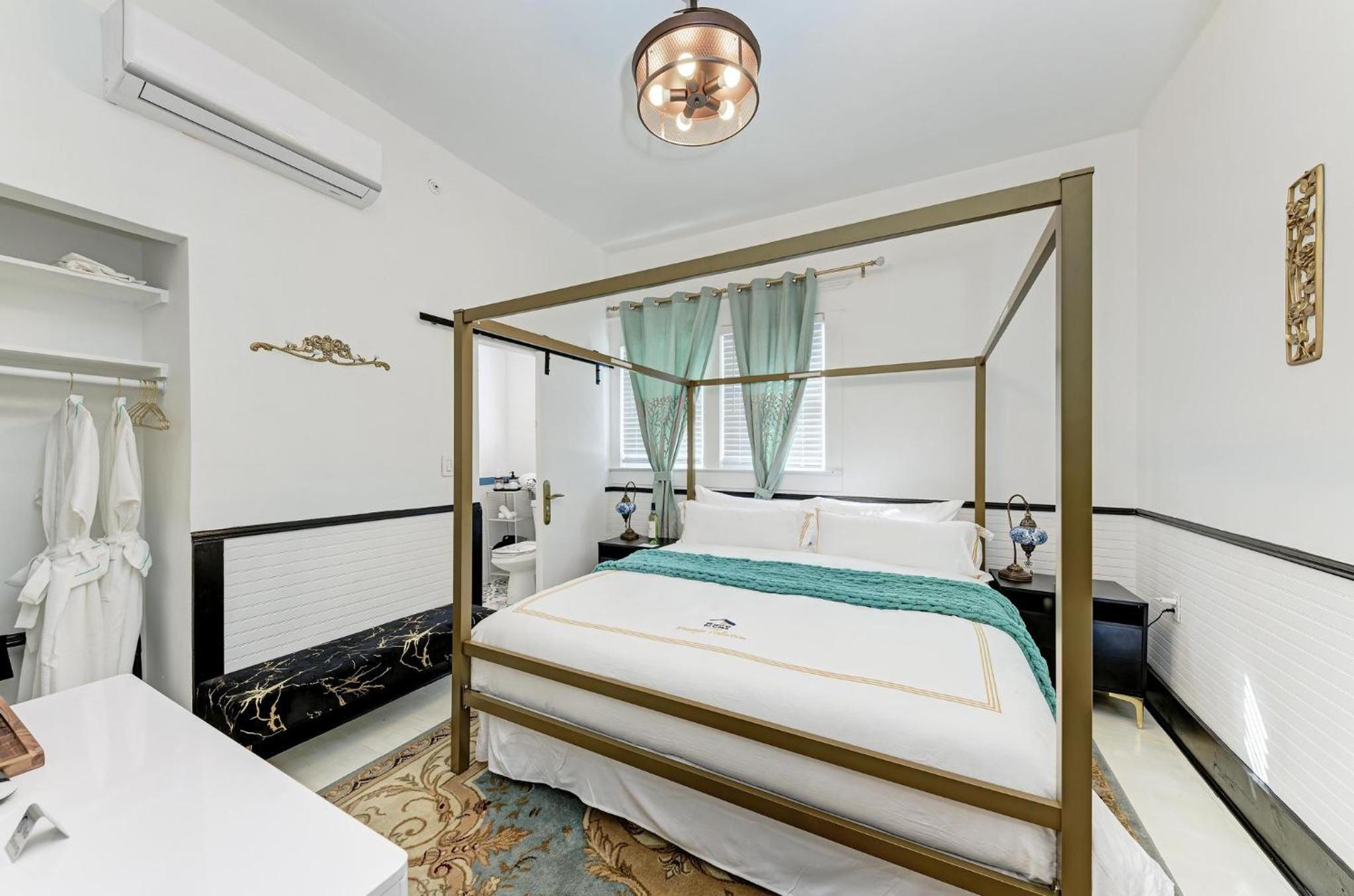 Deluxe King Suite - Photo 17