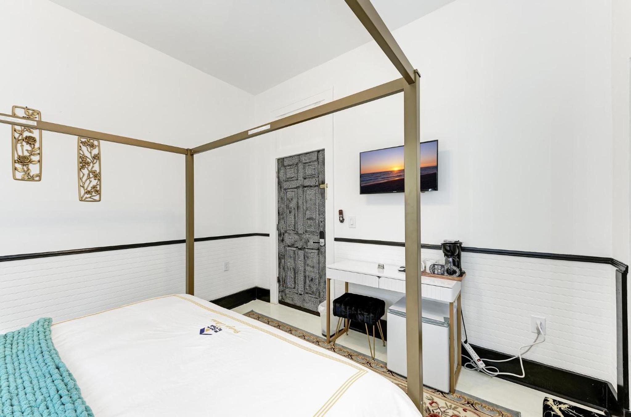Deluxe King Suite - Photo 18