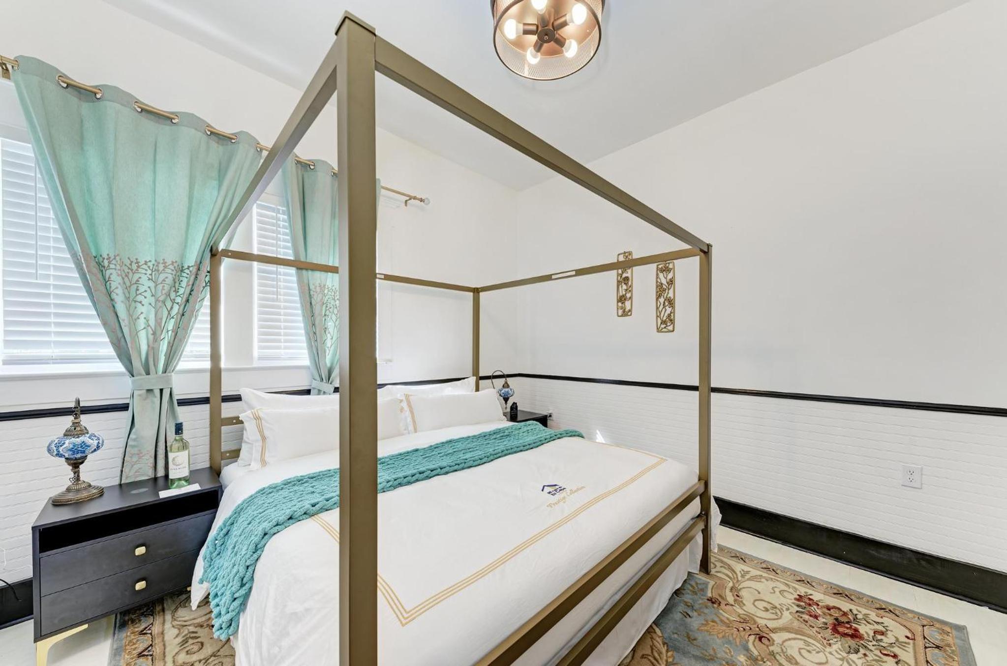 Deluxe King Suite - Photo 19