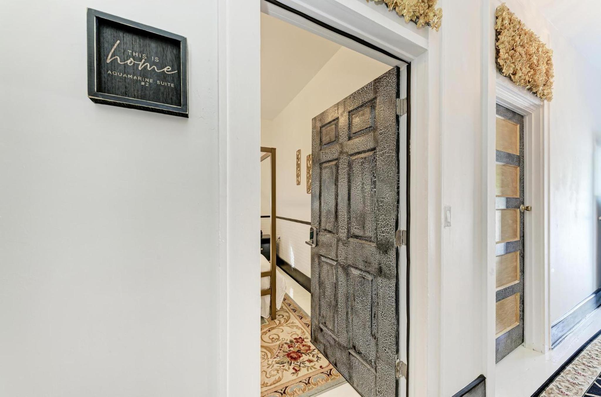 Deluxe King Suite - Photo 16