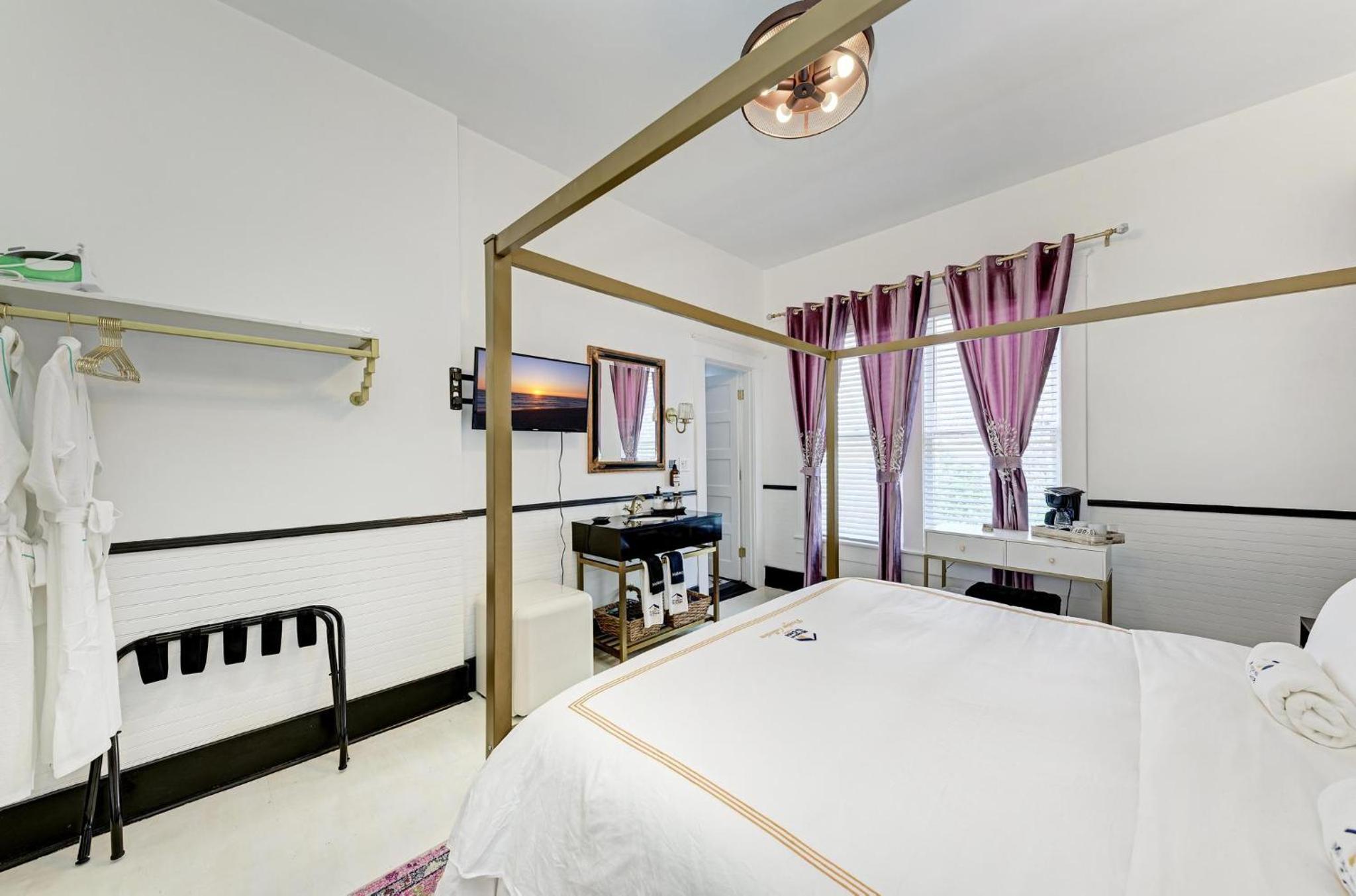 Deluxe King Suite - Photo 34