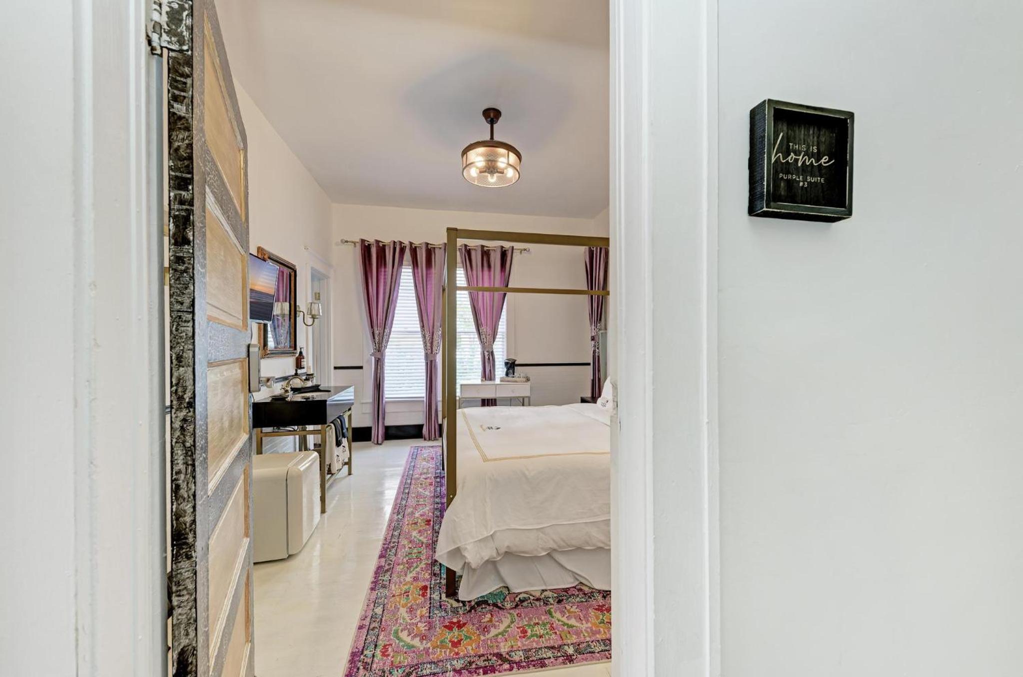 Deluxe King Suite - Photo 9