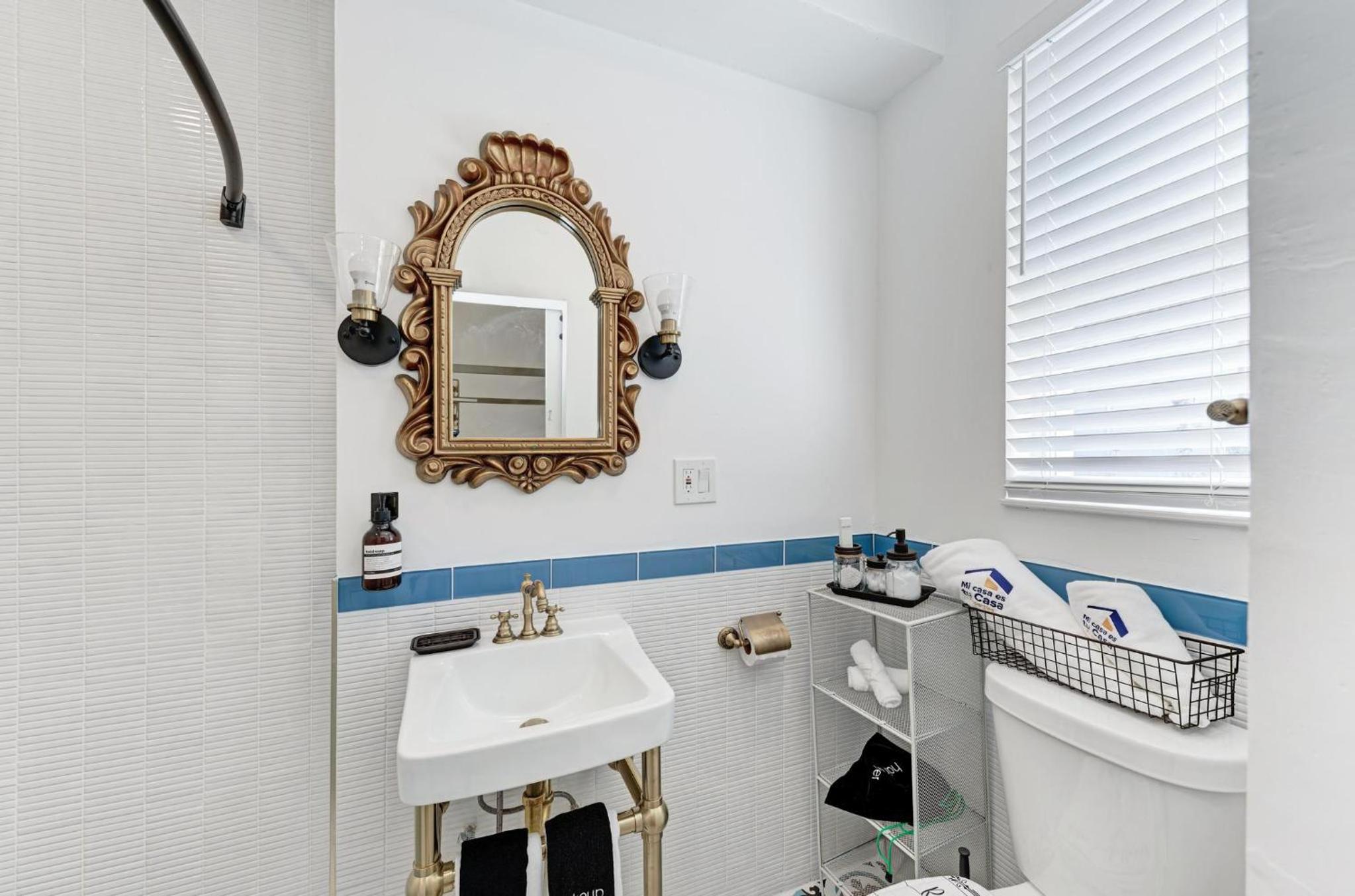 Deluxe King Suite - Photo 21