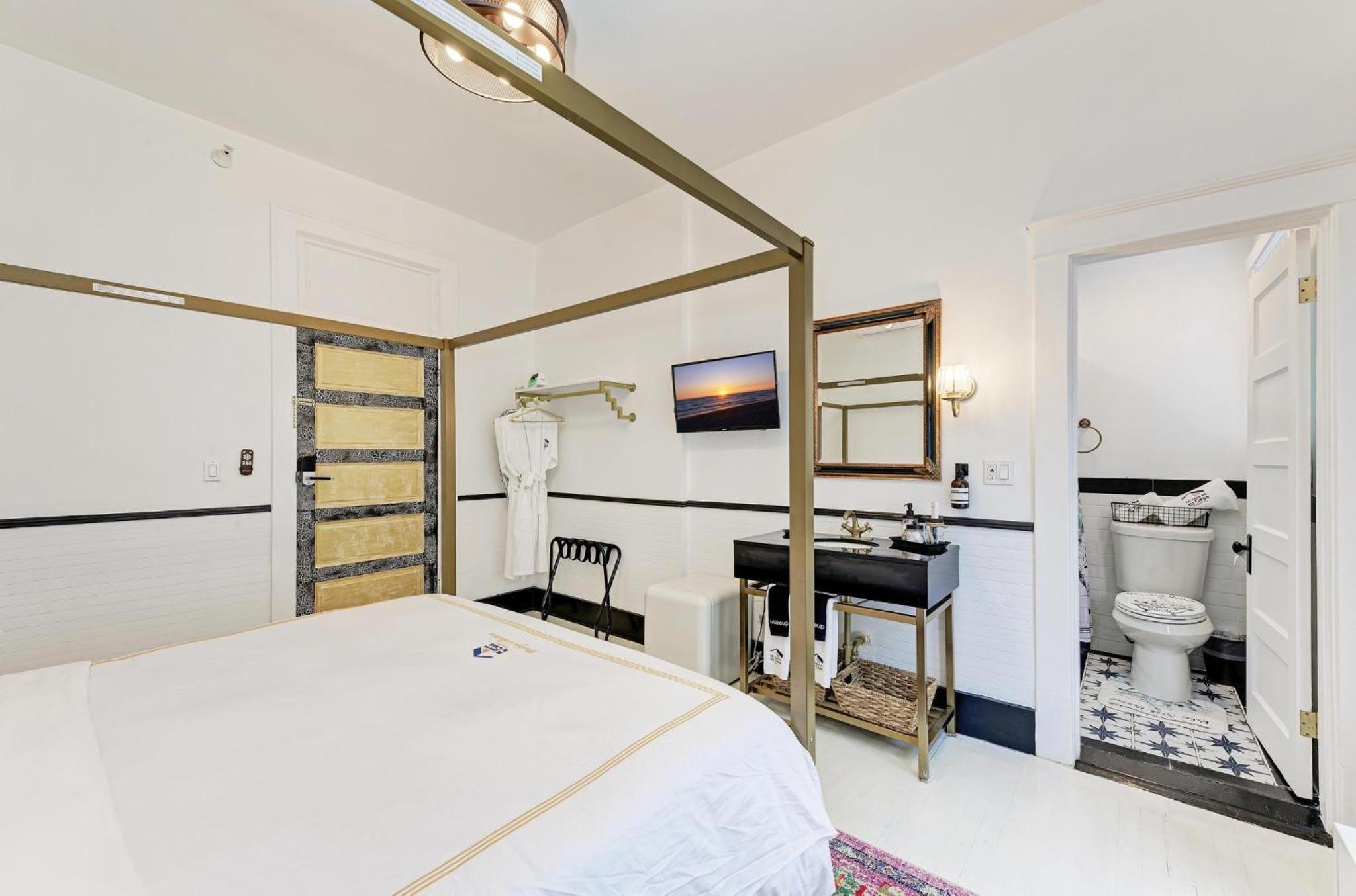 Deluxe King Suite - Photo 12