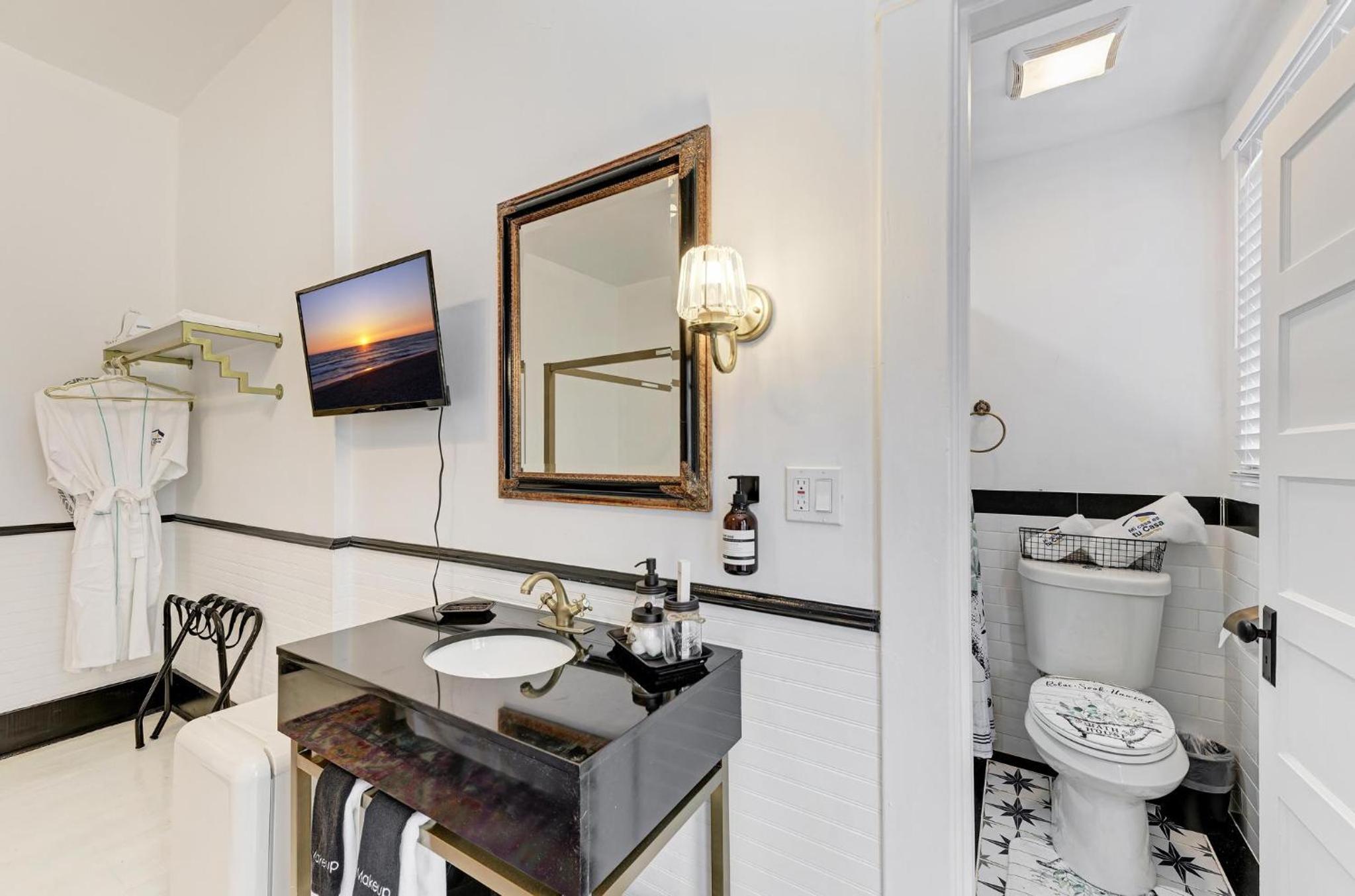 Deluxe King Suite - Photo 10