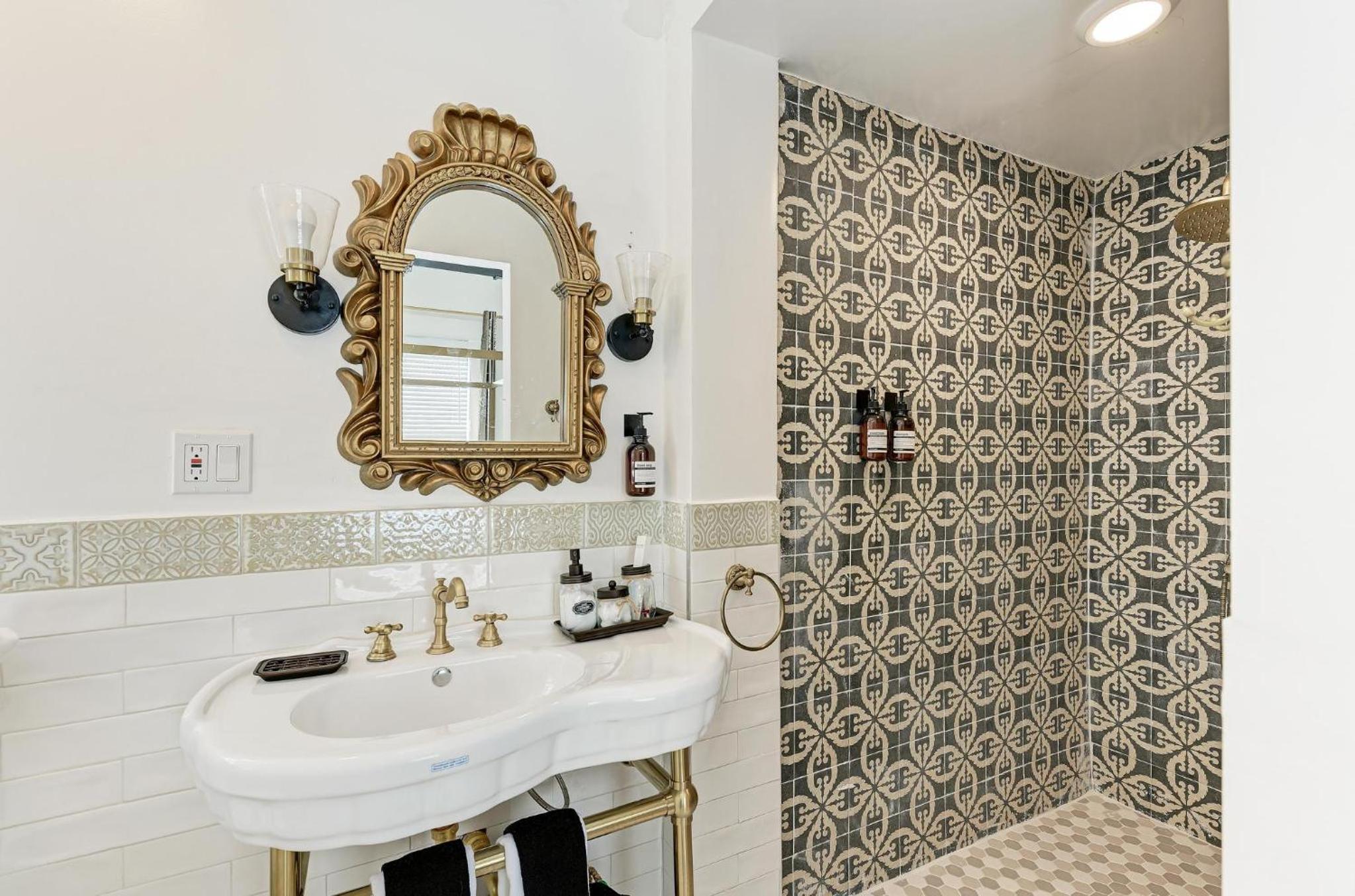 Deluxe King Suite - Photo 32