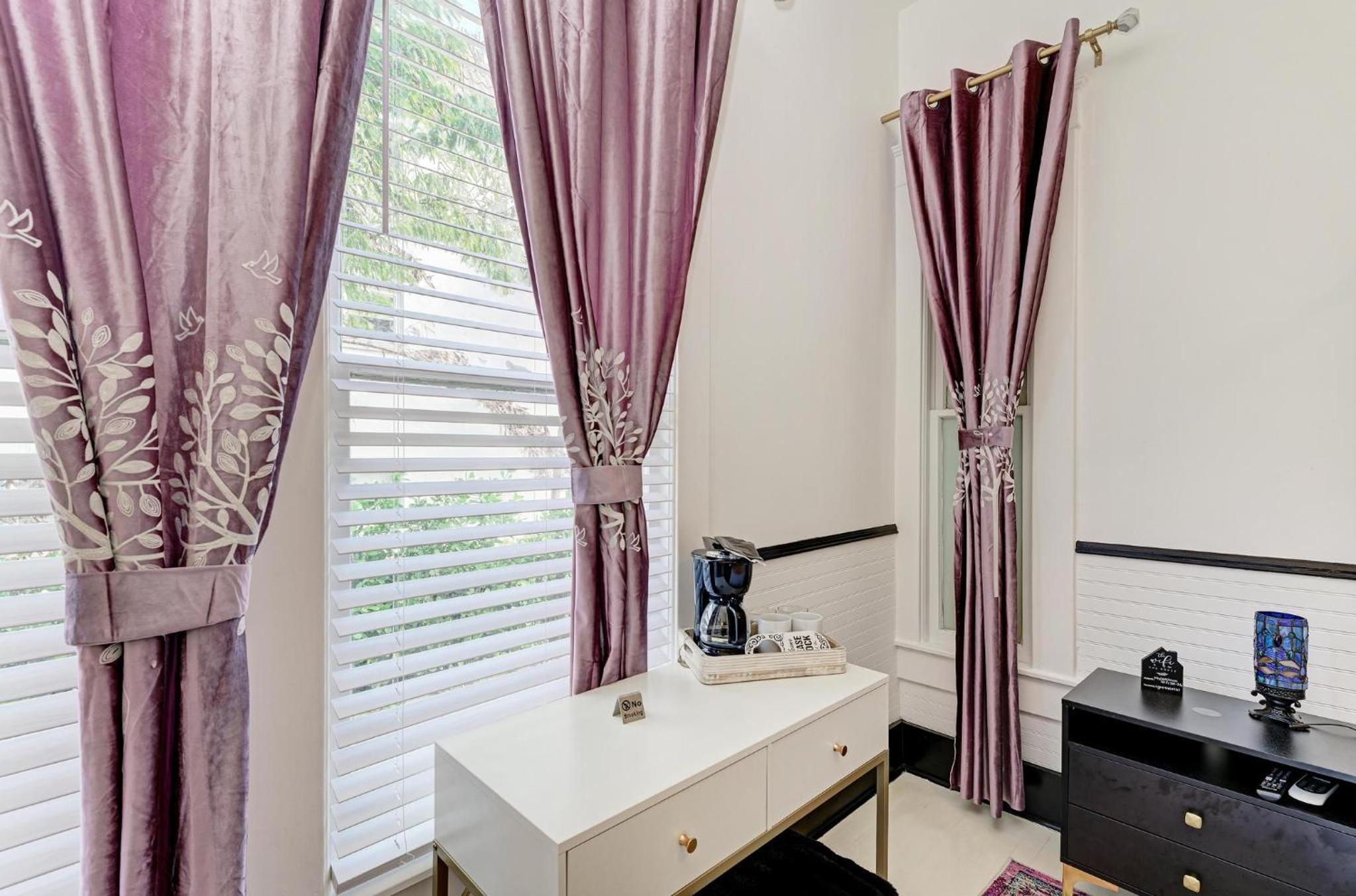 Deluxe King Suite - Photo 24