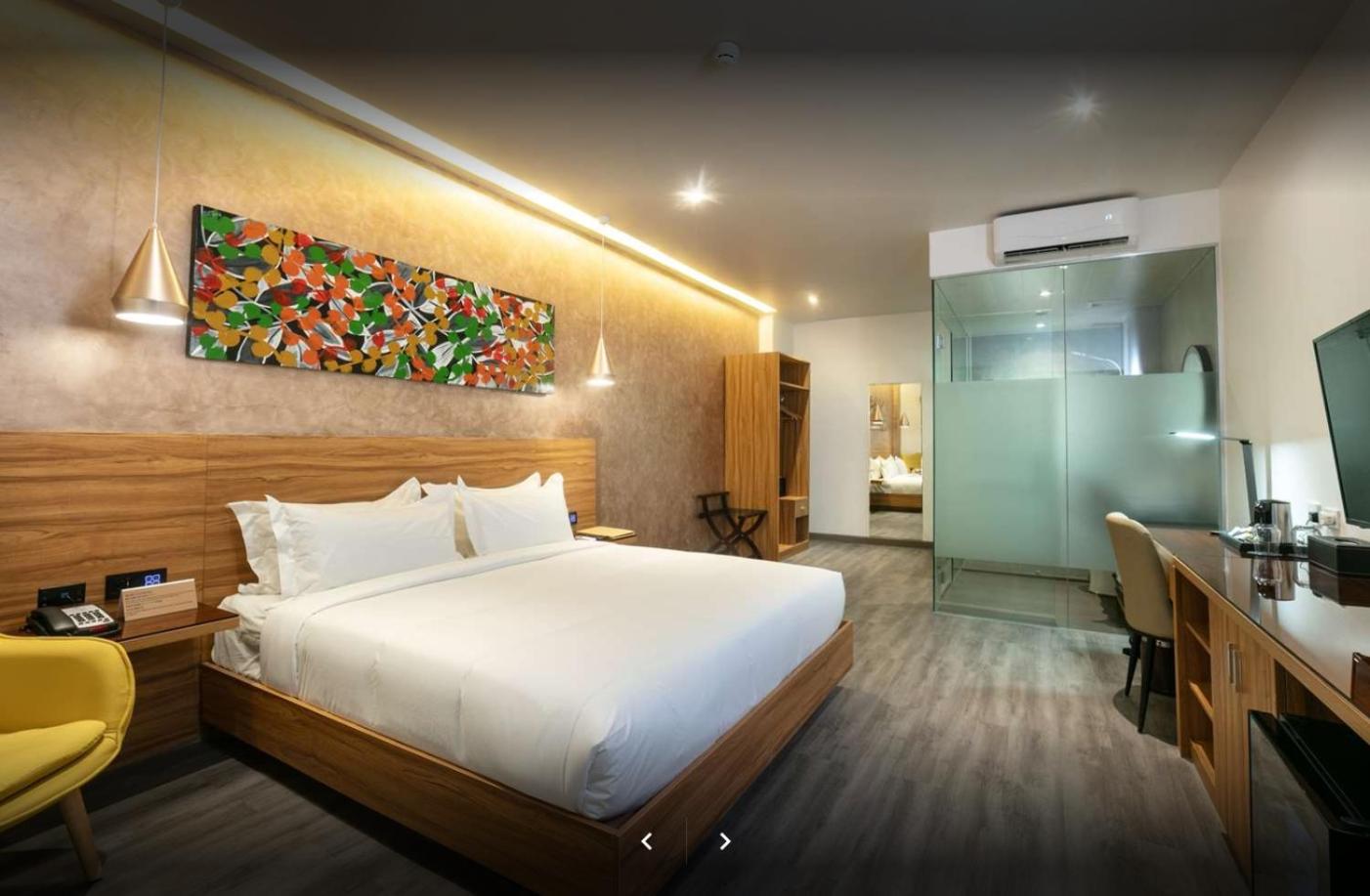 Deluxe King Room - Non-Smoking - Photo 1