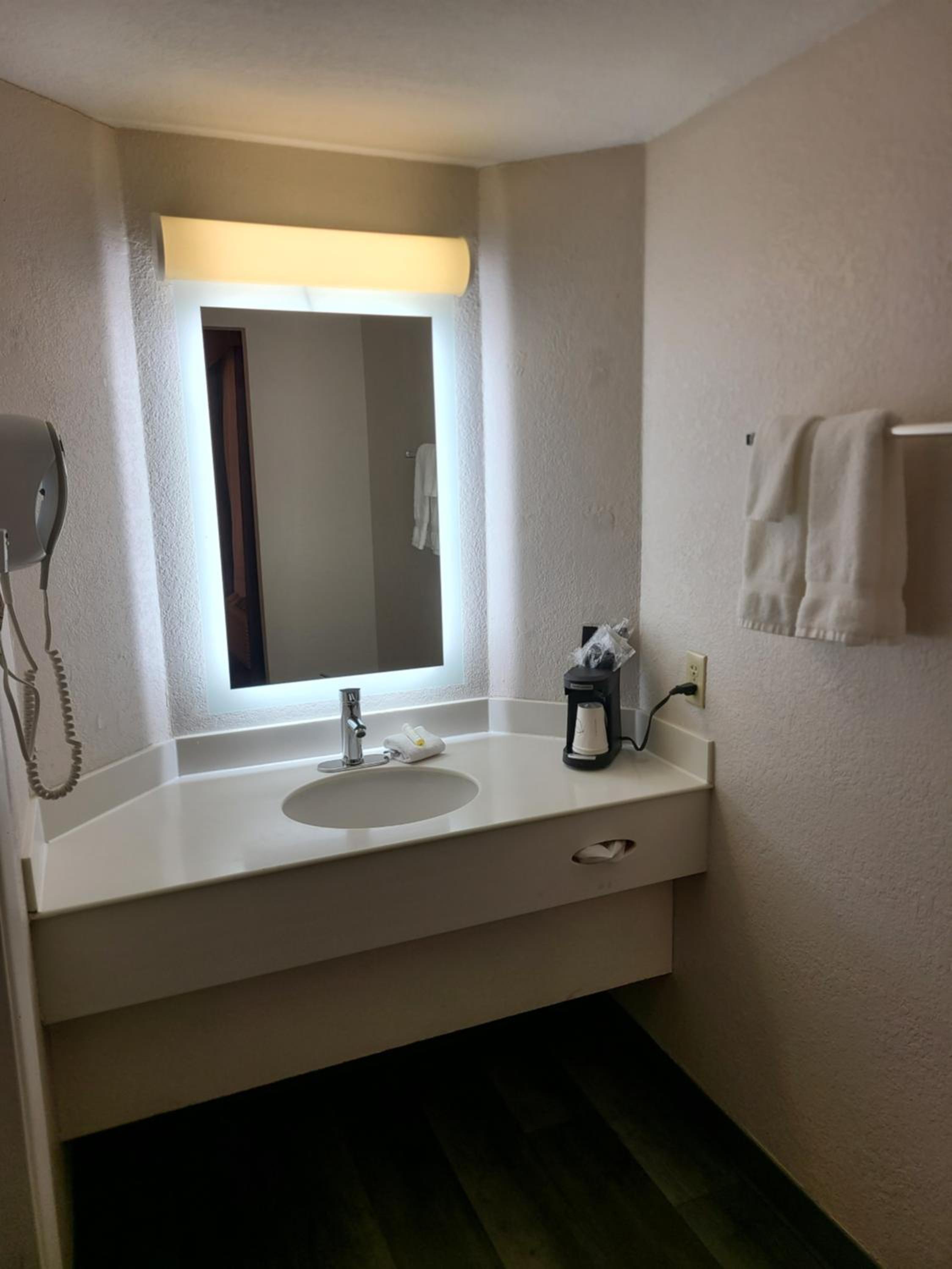 Deluxe Double Room with Two Double Beds - Photo 5
