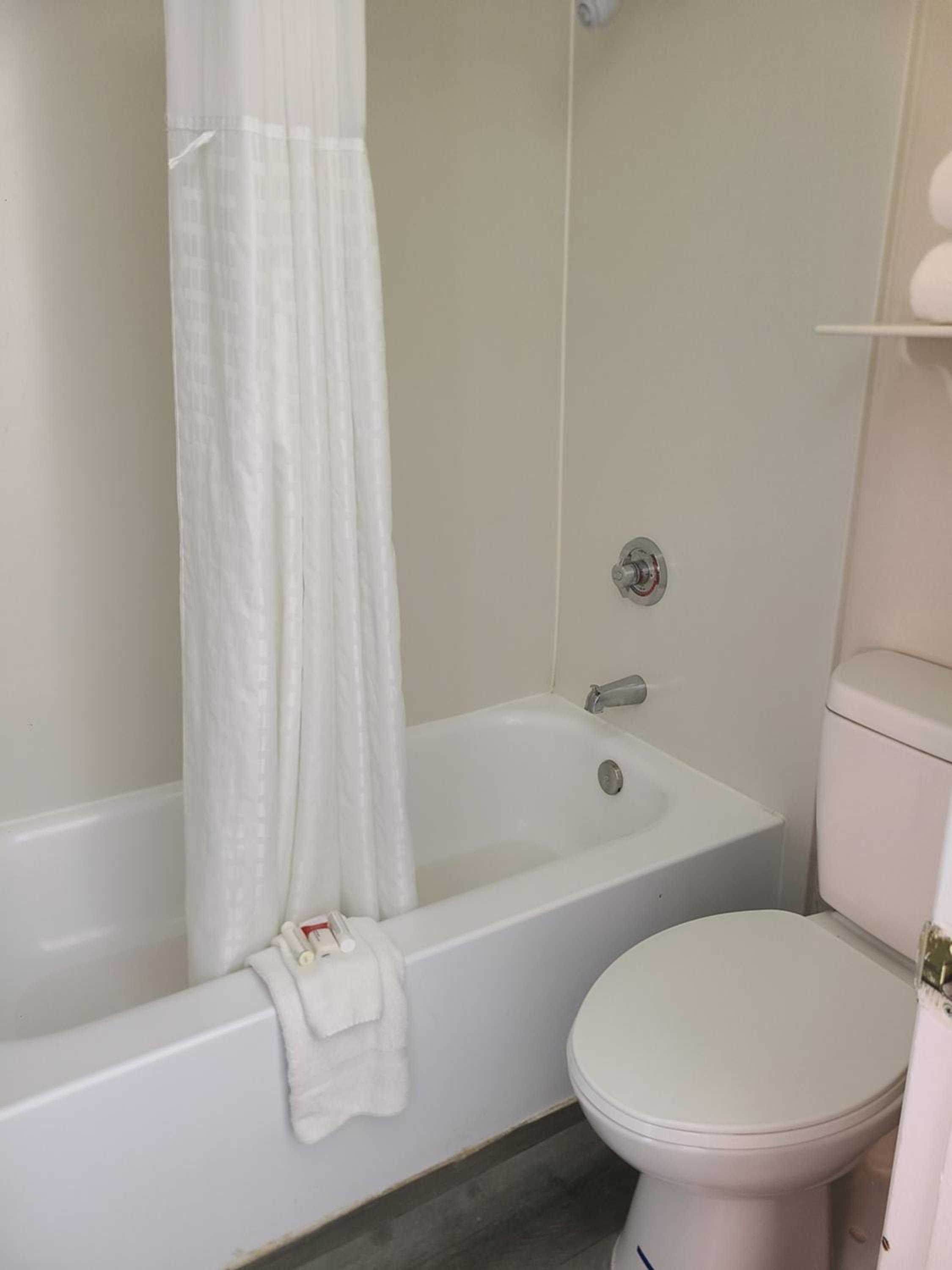 Deluxe King Room - Photo 4