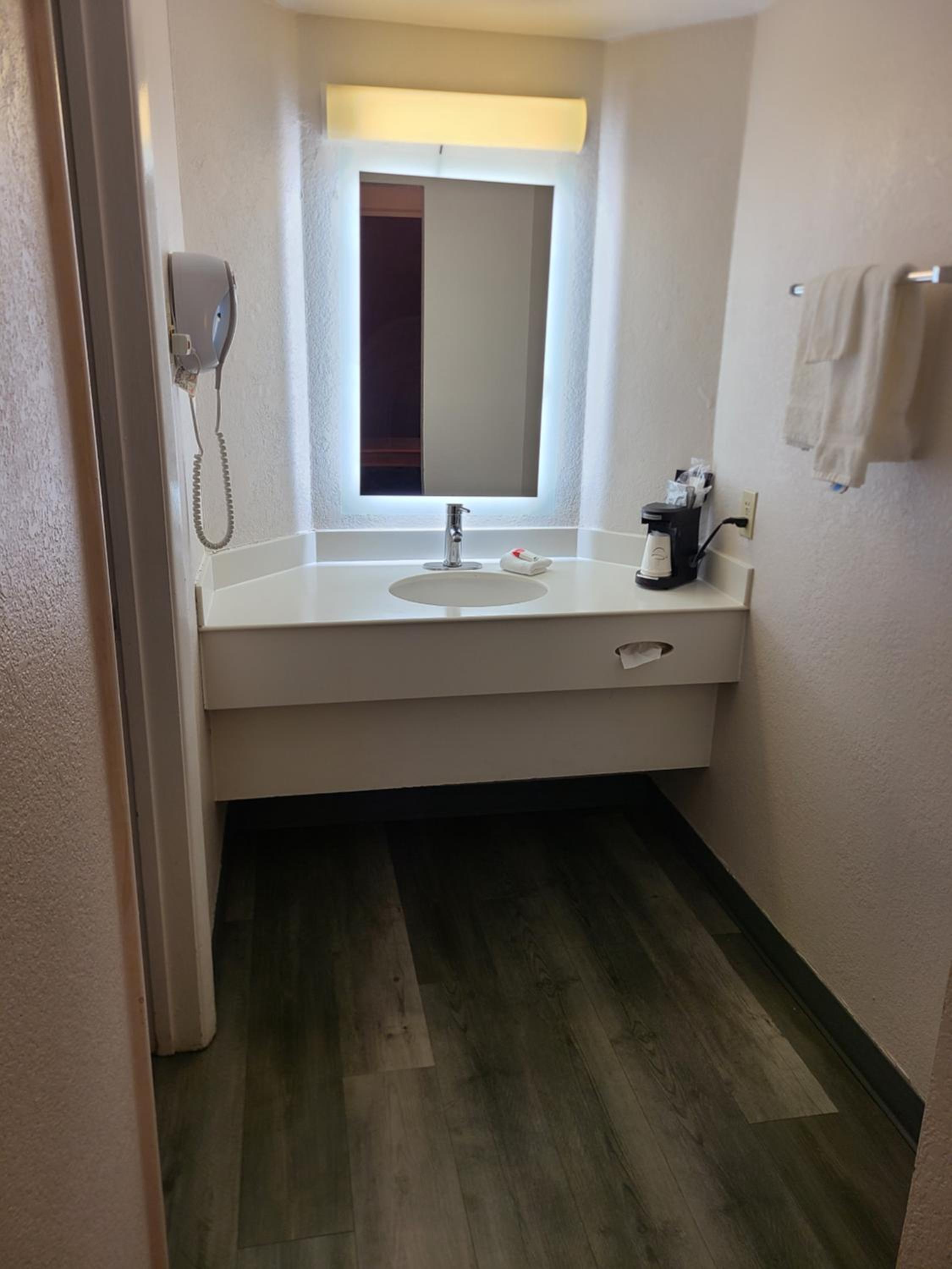Deluxe King Room - Photo 3