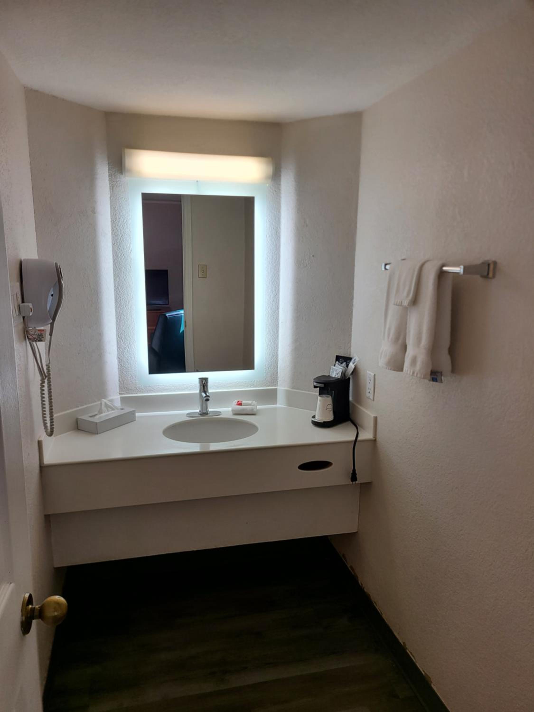 Deluxe King Suite - Non-Smoking - Photo 4