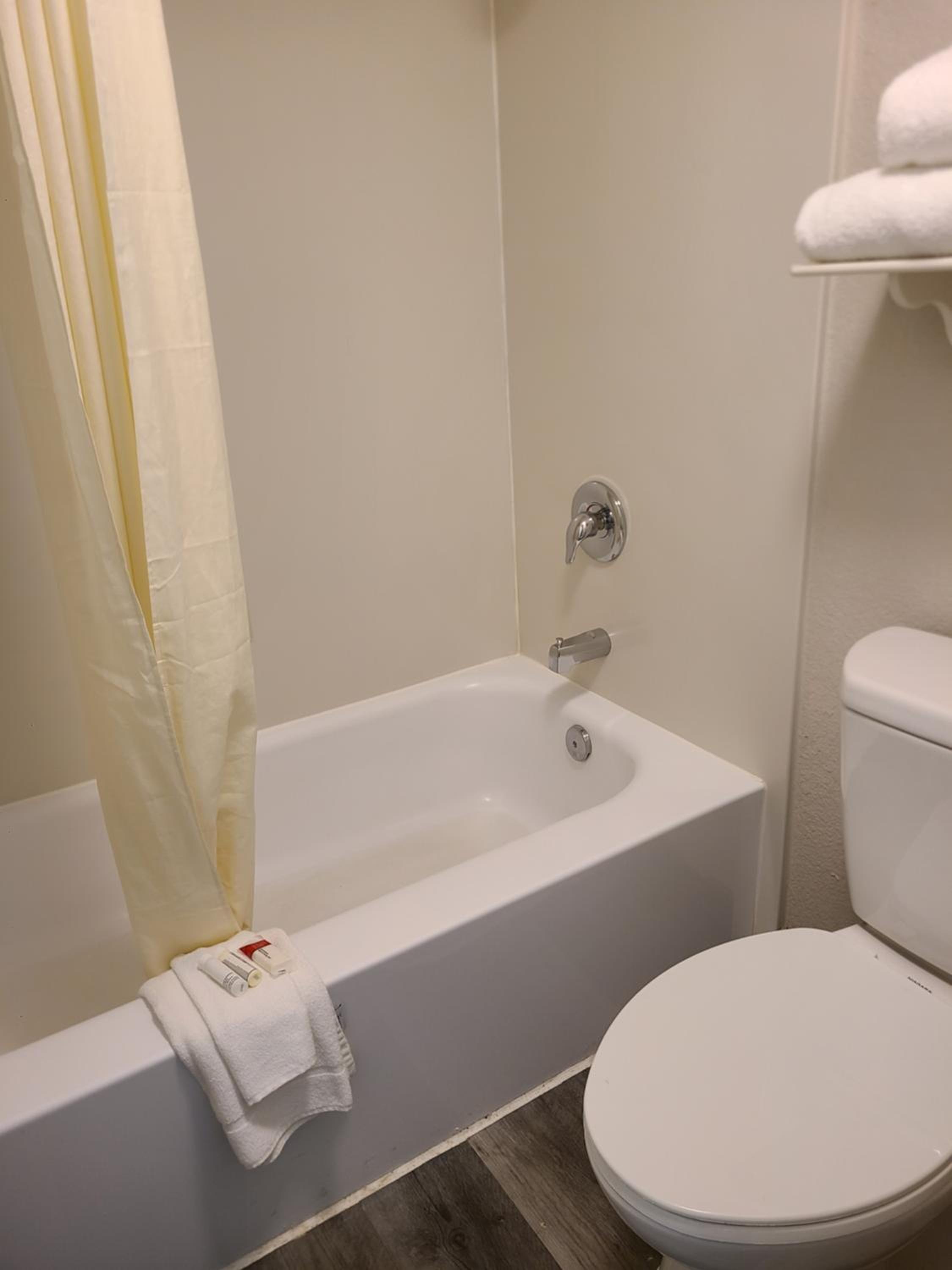 Deluxe King Suite - Non-Smoking - Photo 5