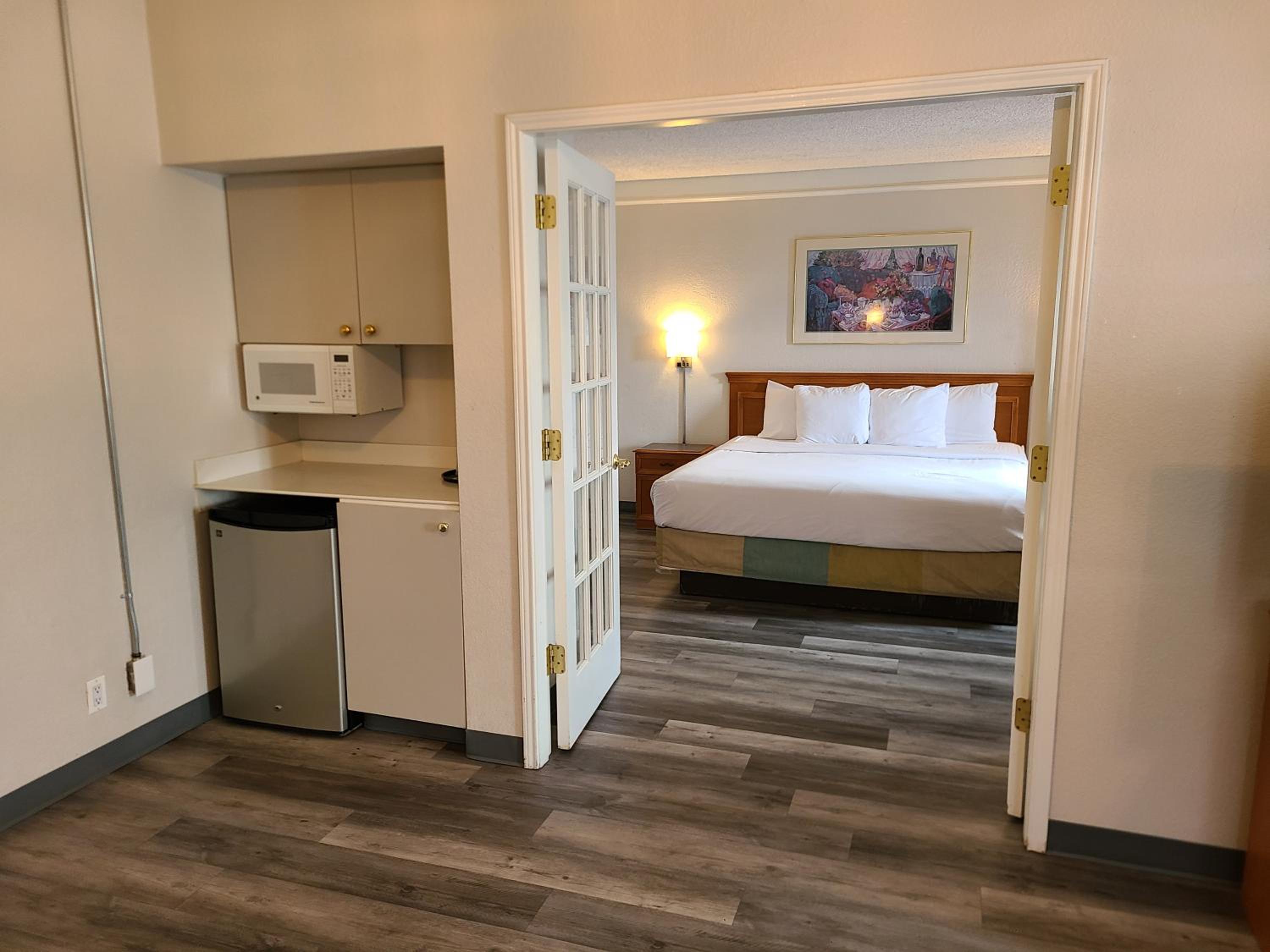 Deluxe King Suite - Non-Smoking - Photo 3