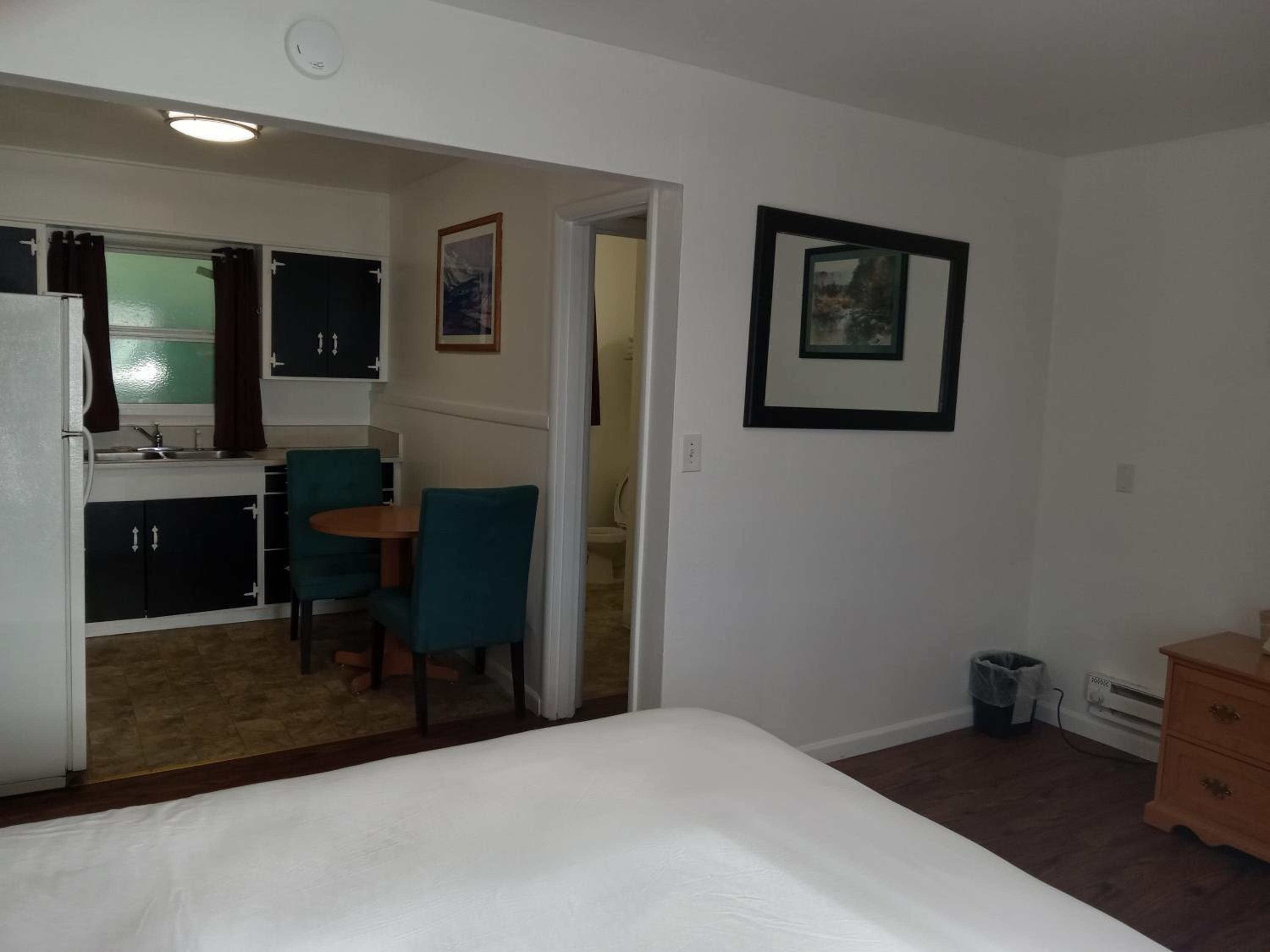 Two-Bedroom Suite with Kitchenette - Photo 18