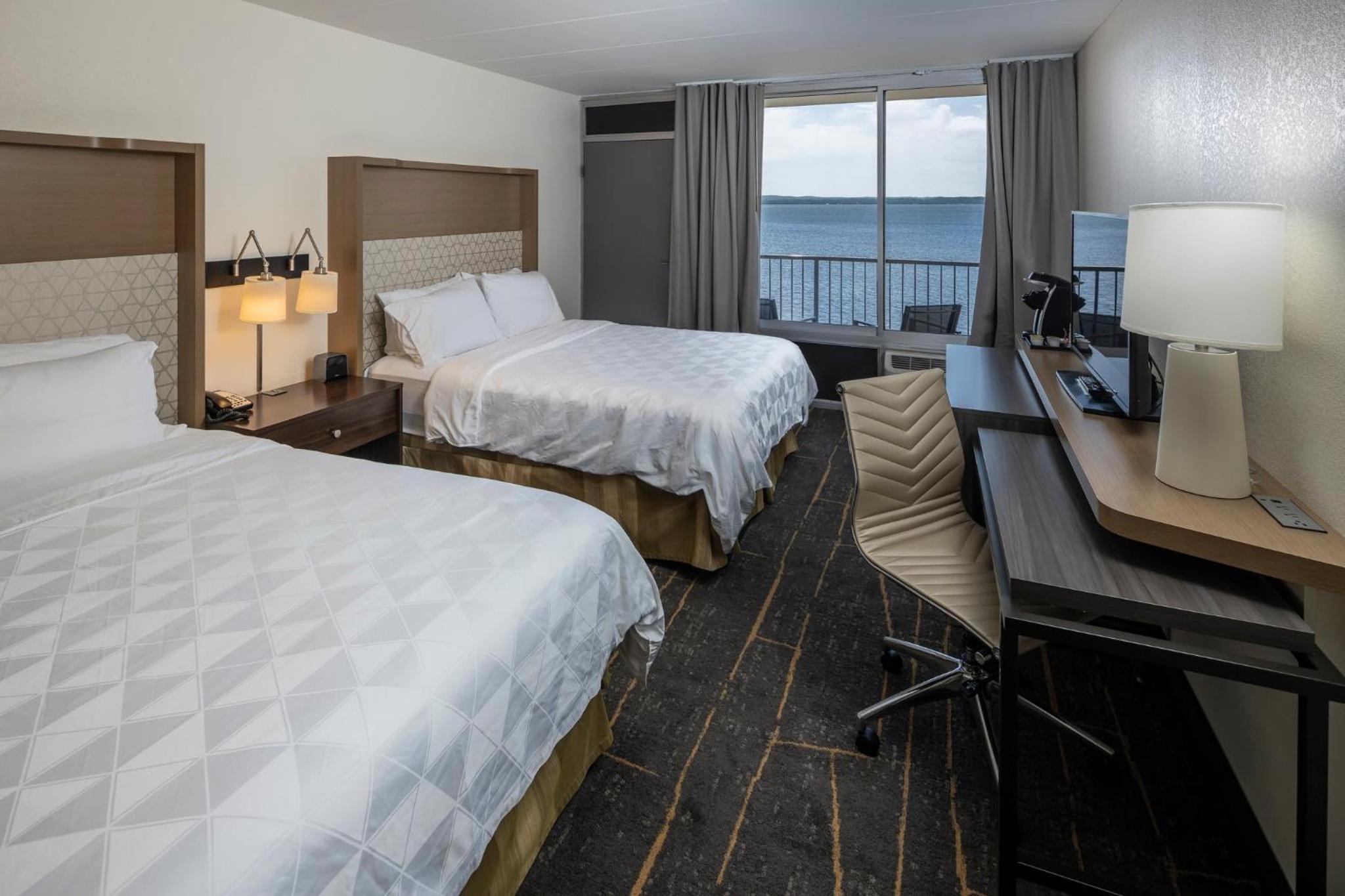 Standard Queen Room with Two Queen Beds - Photo 2