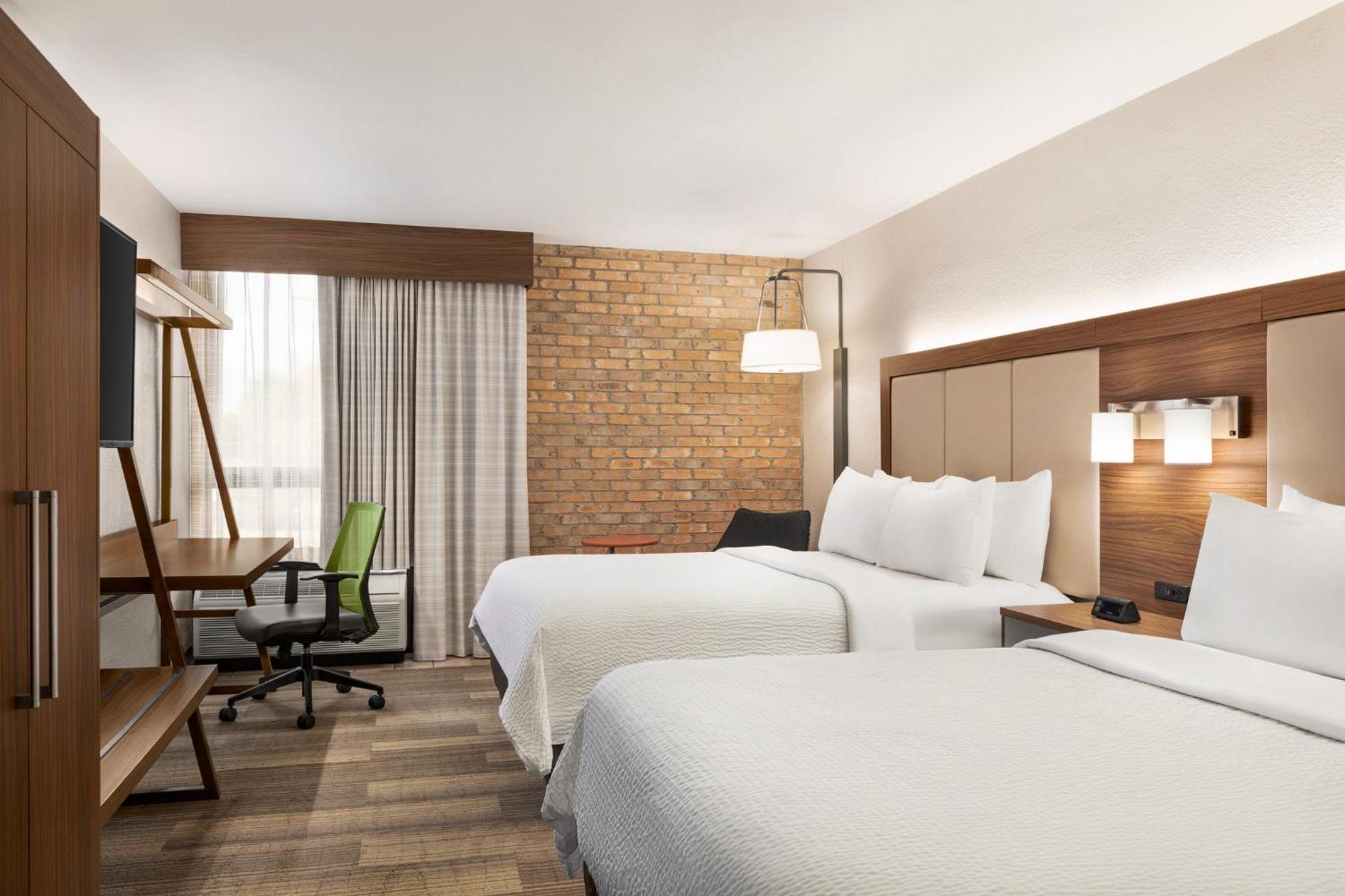 Standard Queen Room with Two Queen Beds - Photo 6
