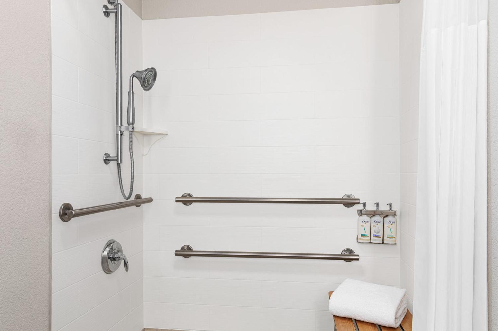 Twin Room - Mobility Access/Hearing Accessible - Photo 6