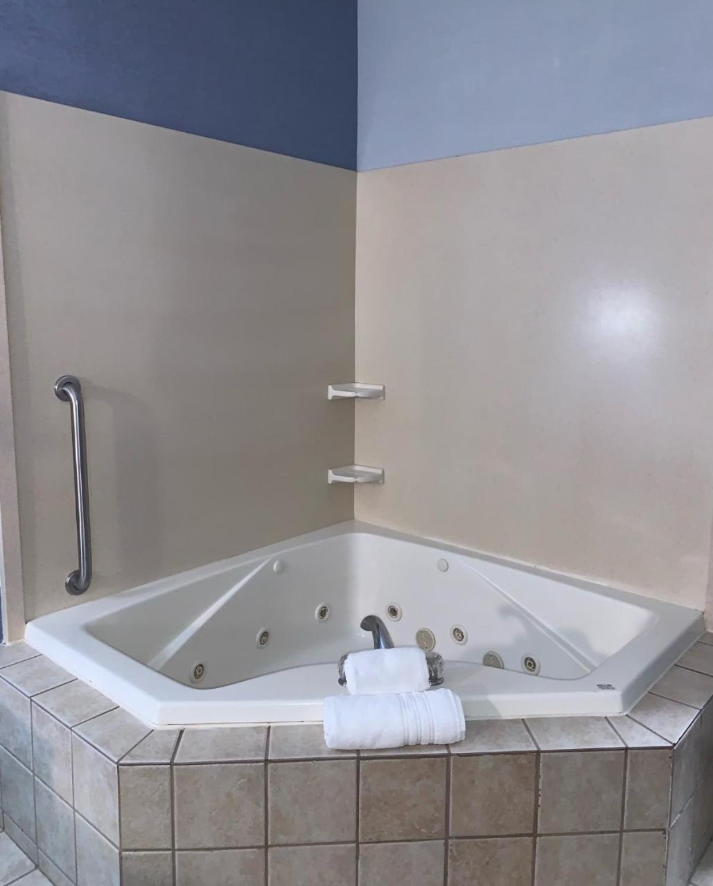 King Suite with Spa Bath - Photo 2