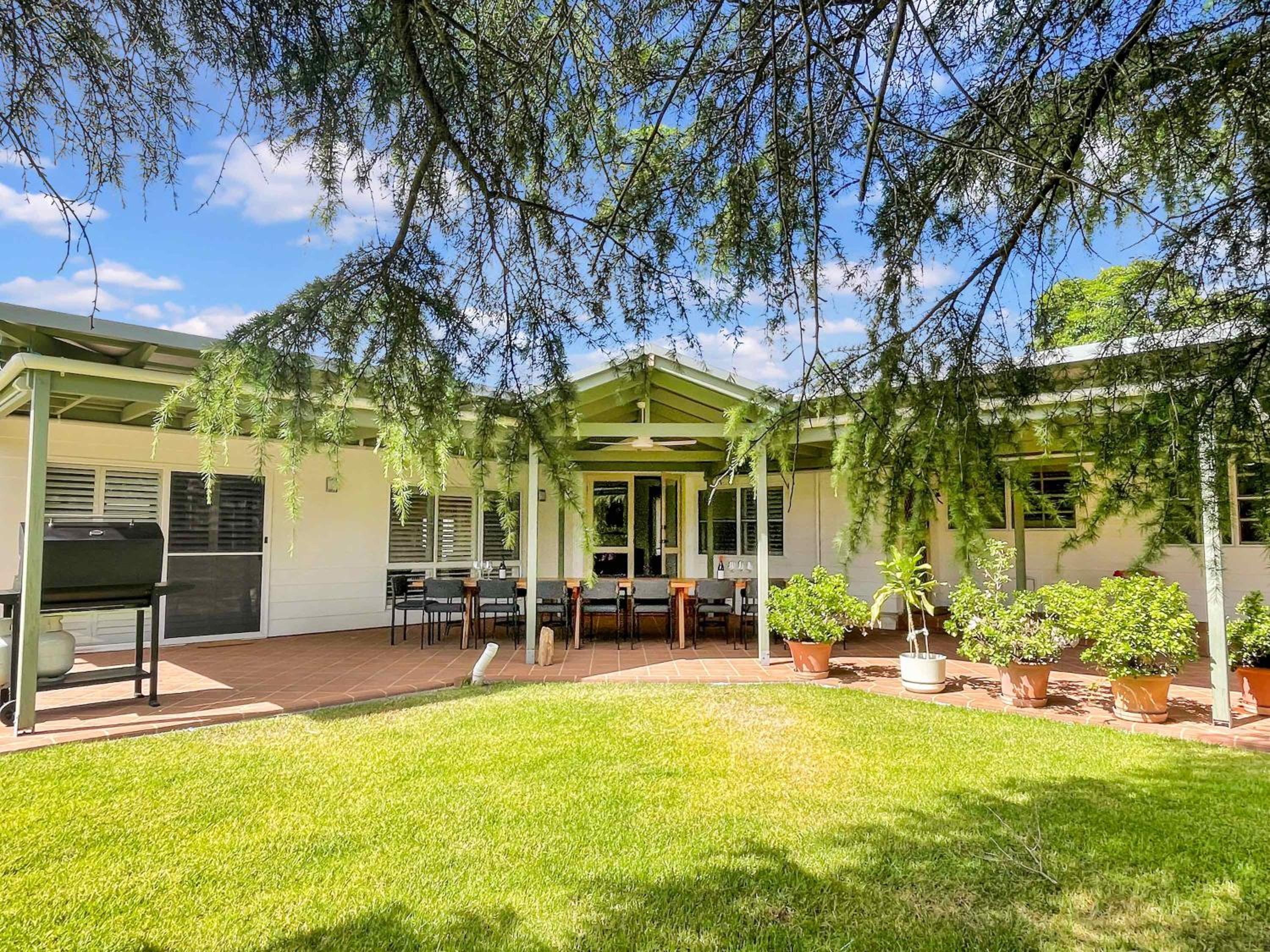 Six-Bedroom House photo 2