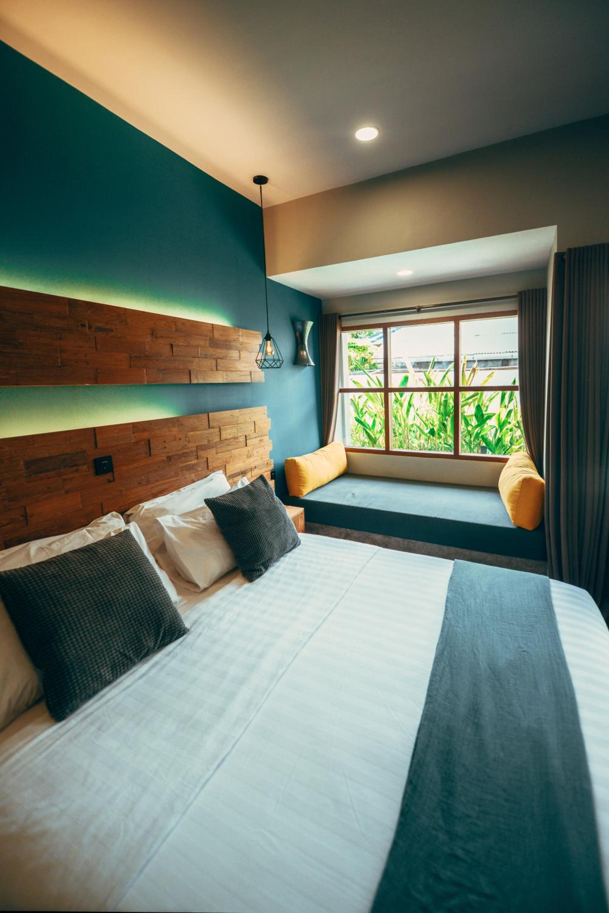 Deluxe Poolside Room