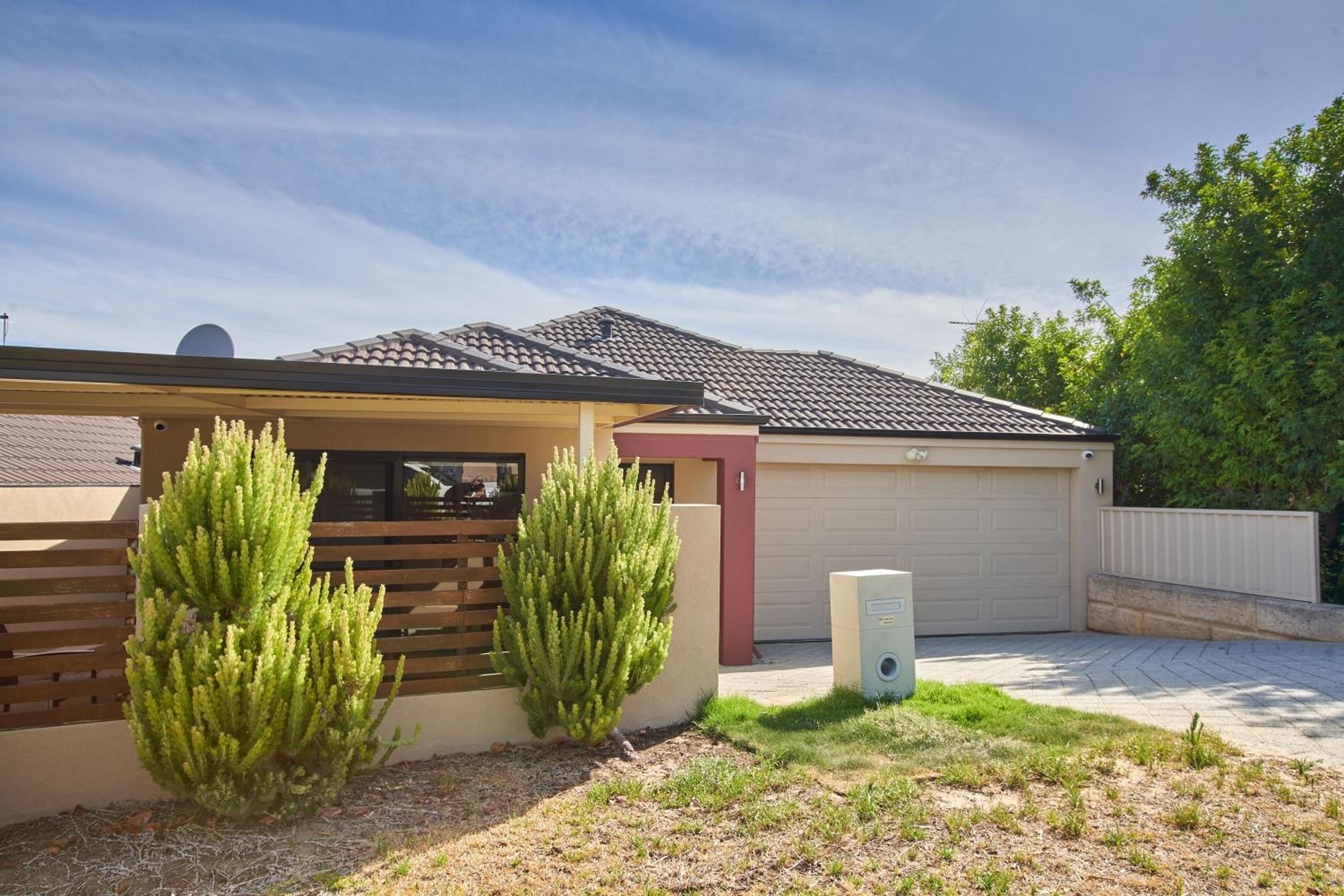 Three-Bedroom House photo 3