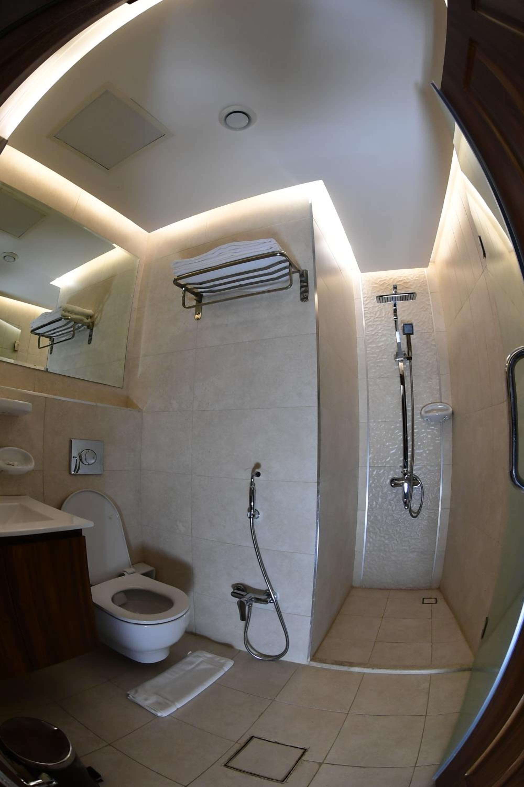 Standard Twin Room with Sea View - Photo 9