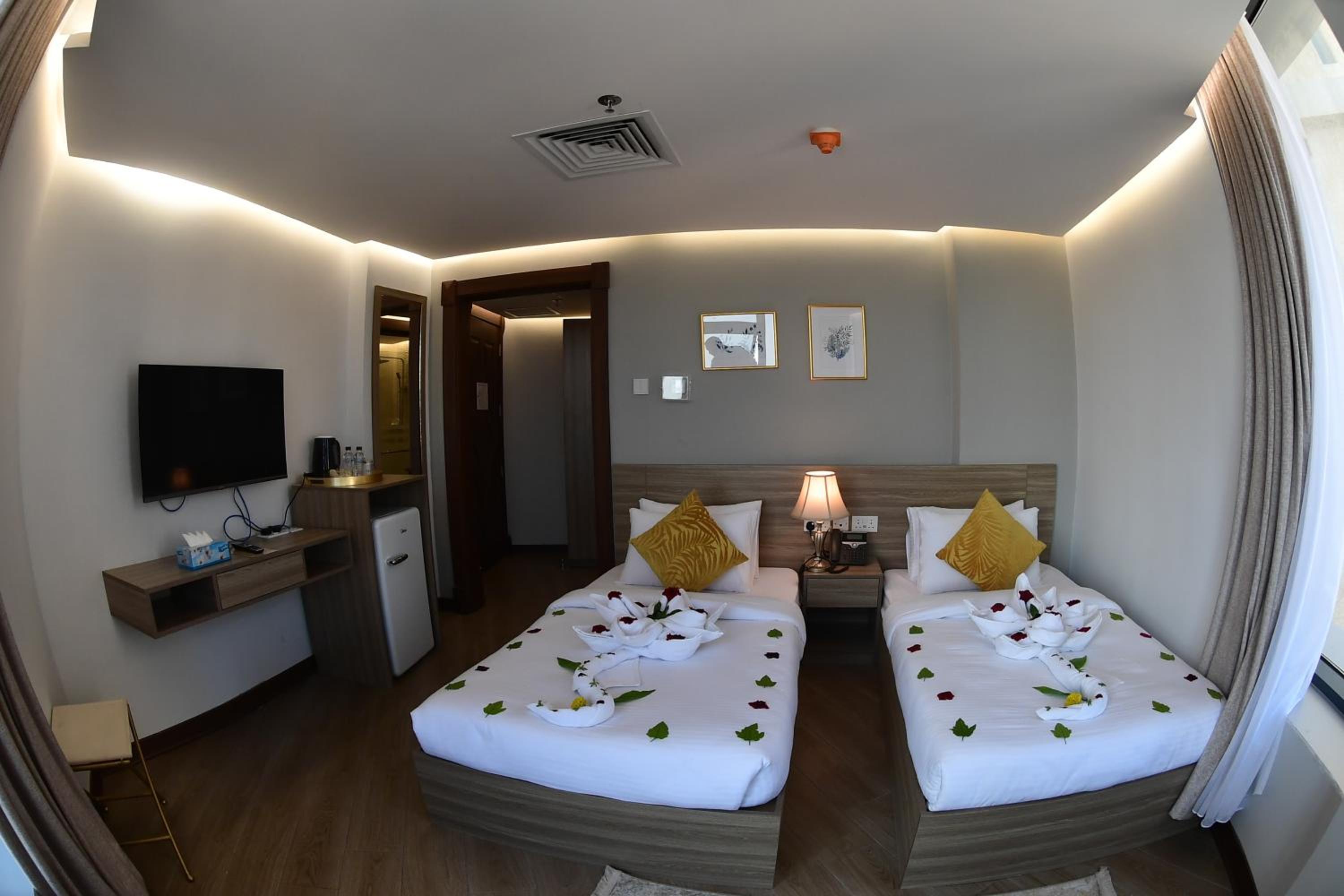 Standard Twin Room with Sea View - Photo 10